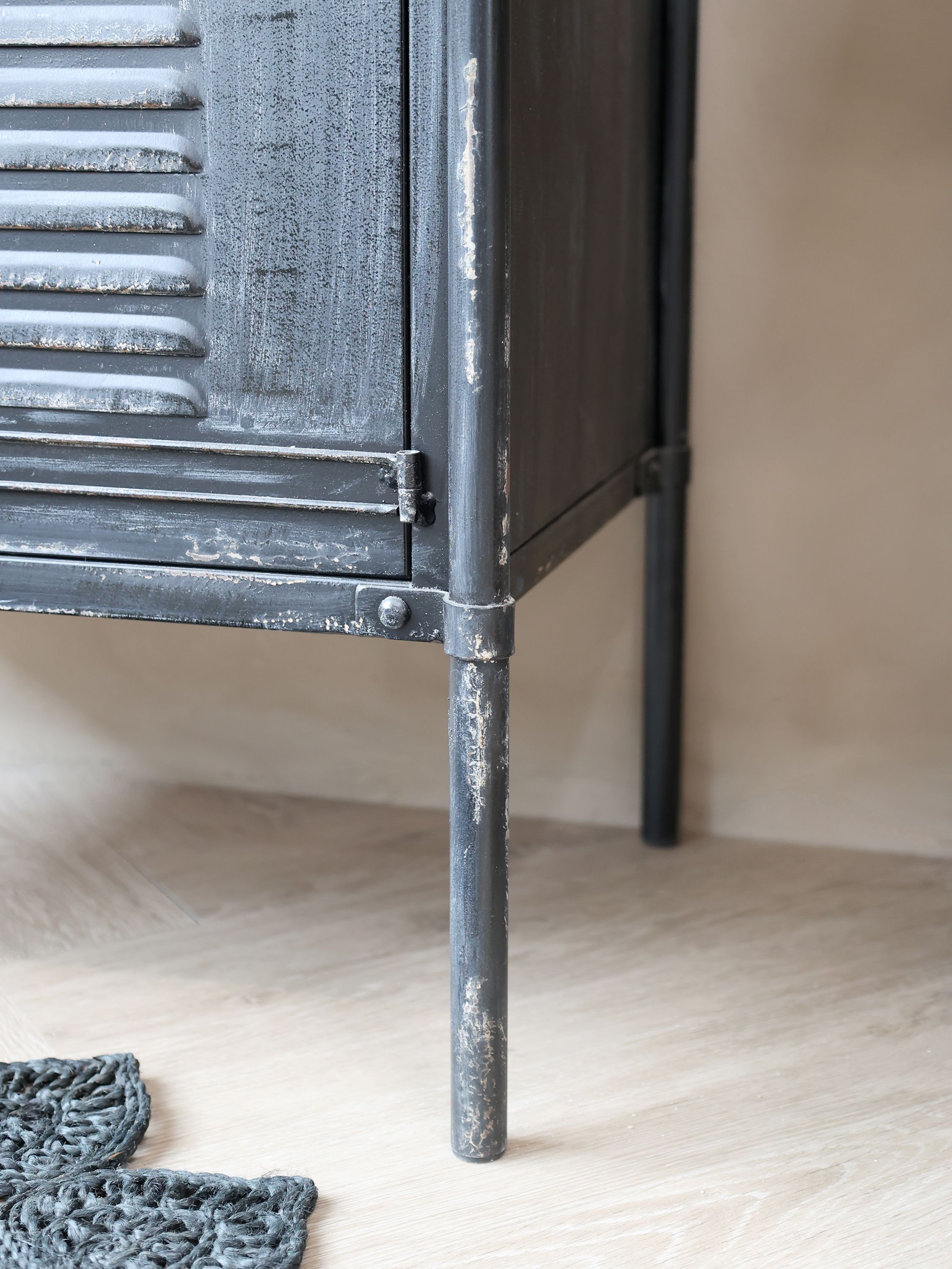 Vitrinenschrank mit Glastüren, antique schwarz, 140 cm hoch