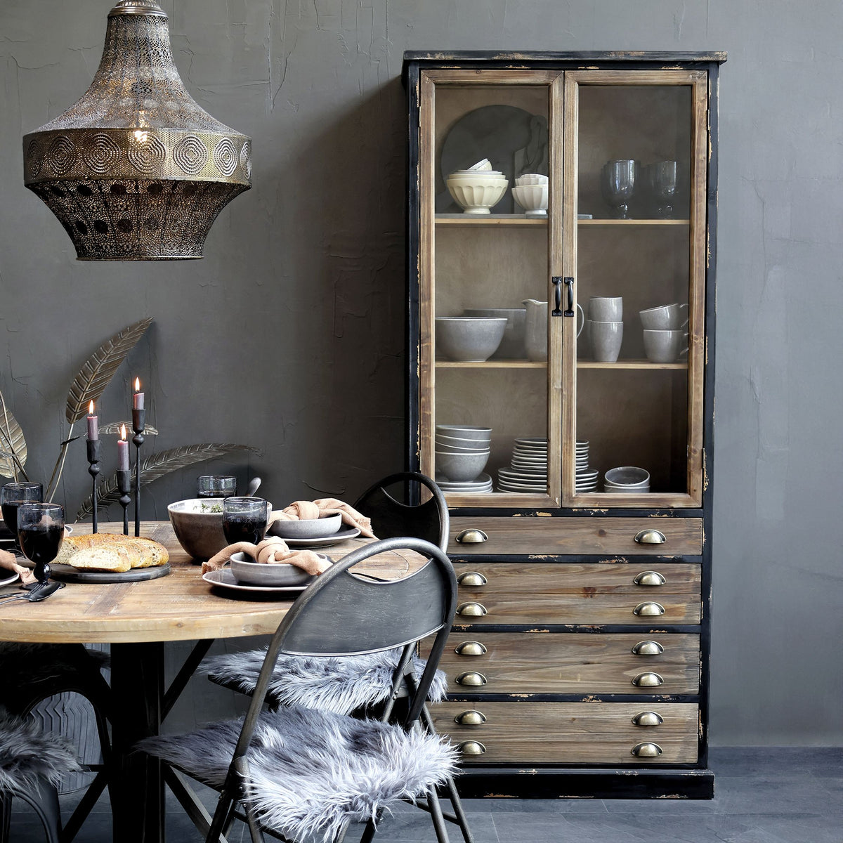 Vitrinenschrank mit Glastüren und Schubladen, schwarz