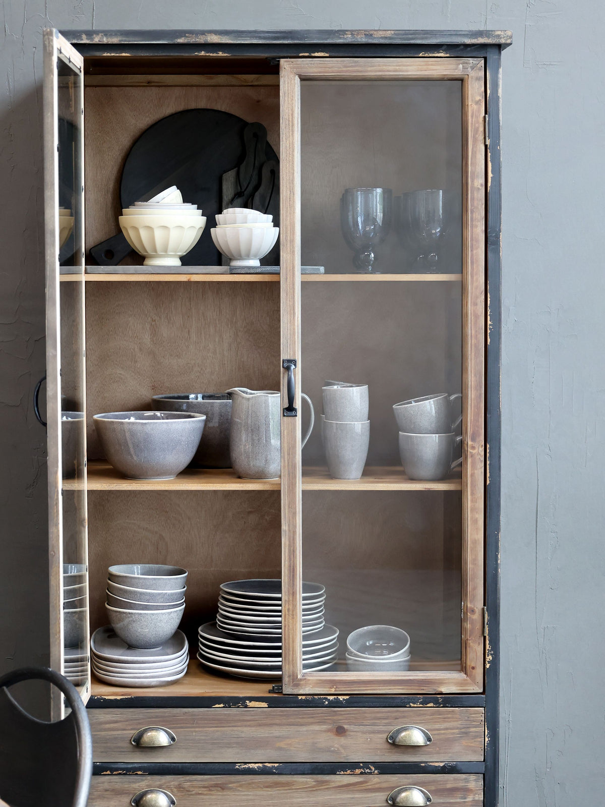 Vitrinenschrank mit Glastüren und Schubladen, schwarz