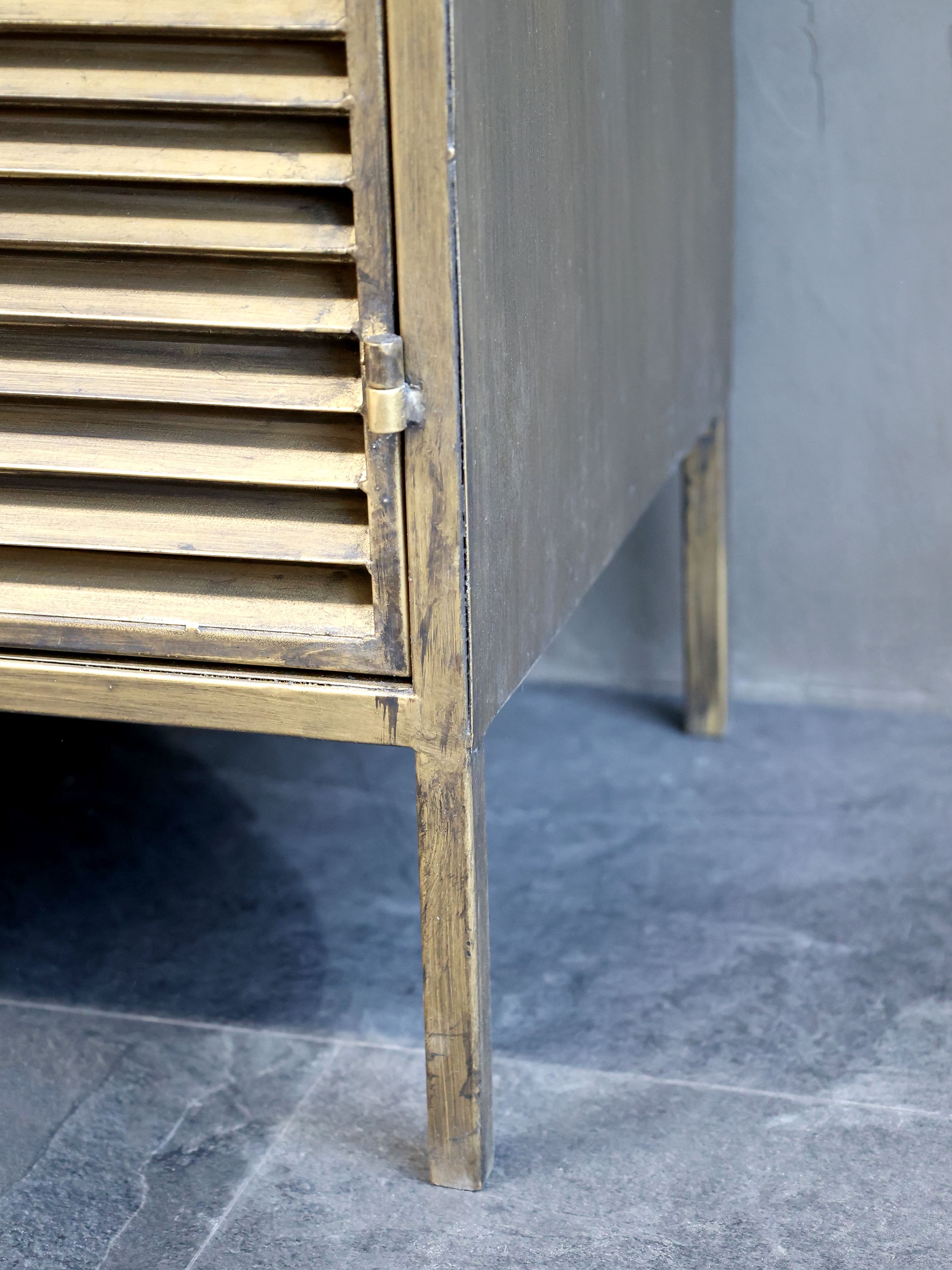 Schrank mit 2 Lamellentüren aus Eisen, Antique Messing