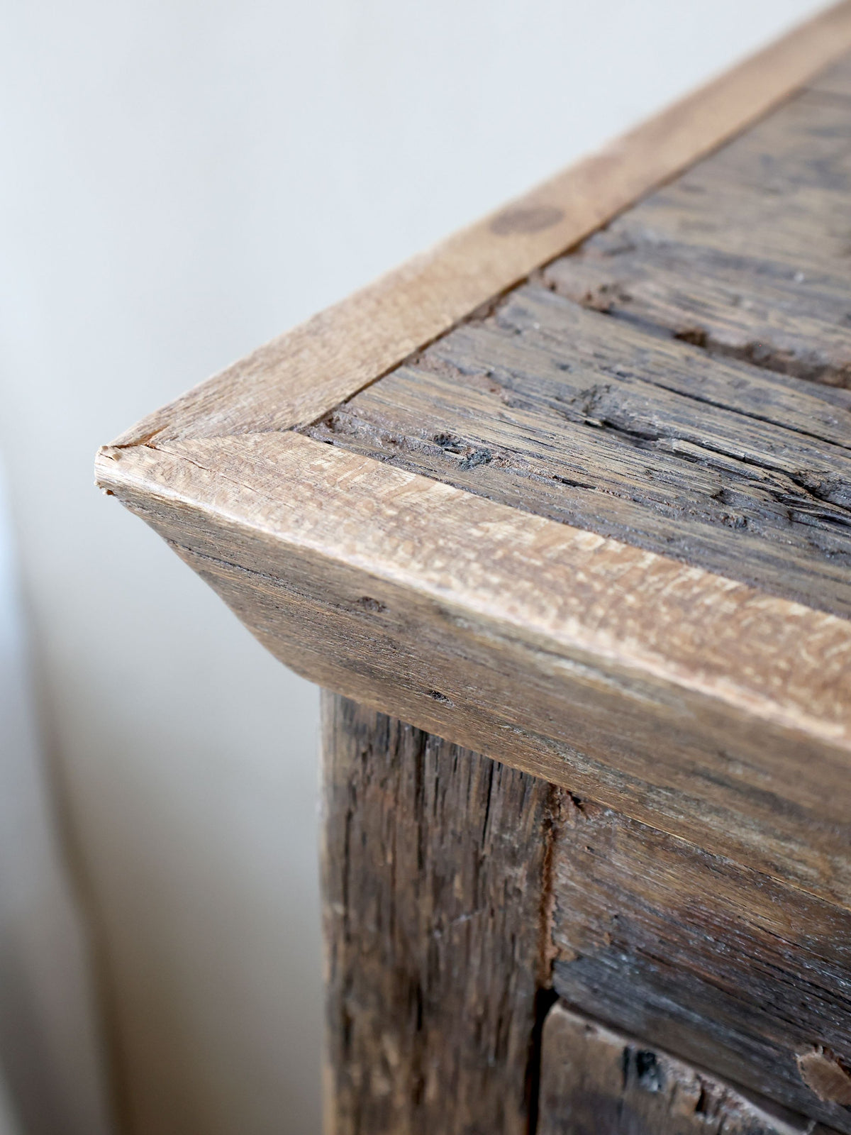 Vitrinenschrank aus Recyclingholz mit Glastüren, 140 cm hoch