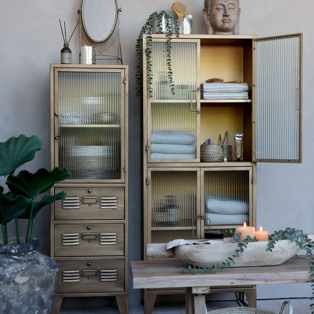 Vitrinenschrank mit 4 Glastüren in Antique Messing