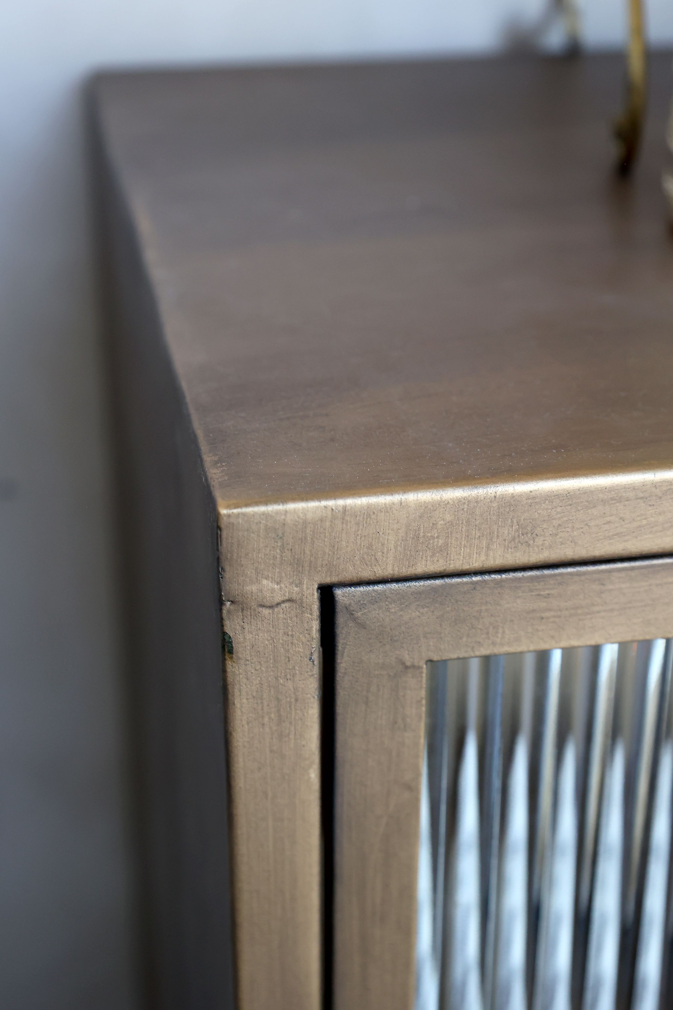 Vitrinenschrank mit 4 Glastüren in Antique Messing