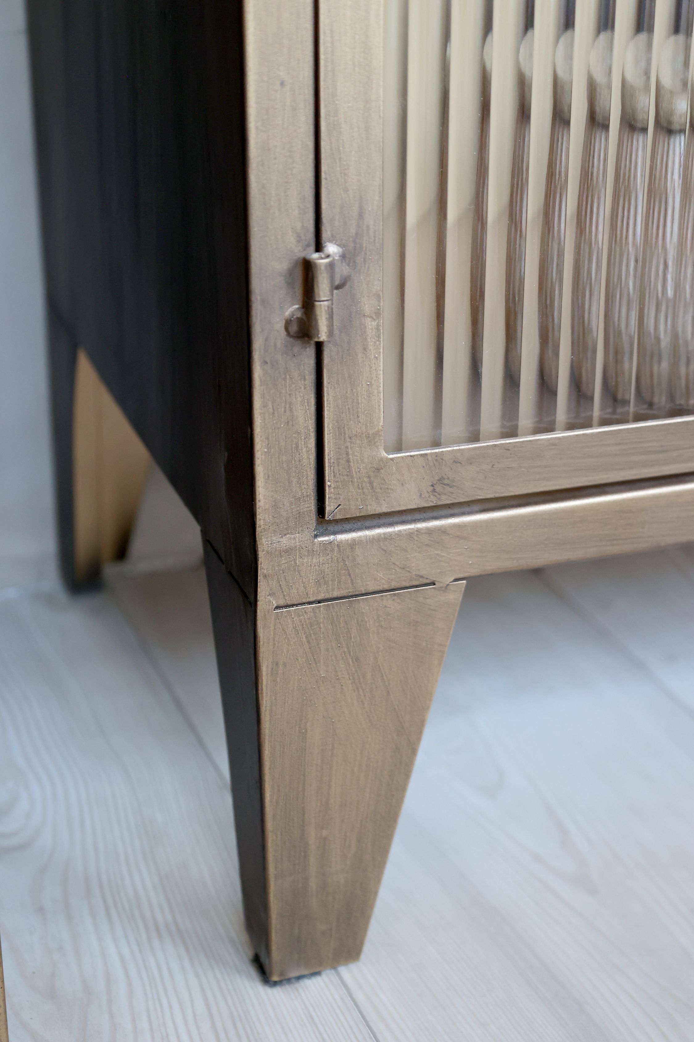 Vitrinenschrank mit 4 Glastüren in Antique Messing