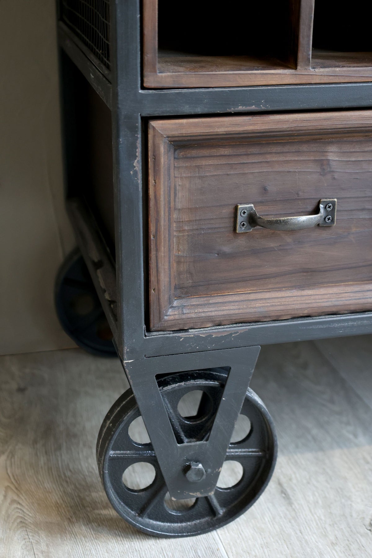 Barwagen als Regal aus Tannenholz und Eisen, 94 cm lang