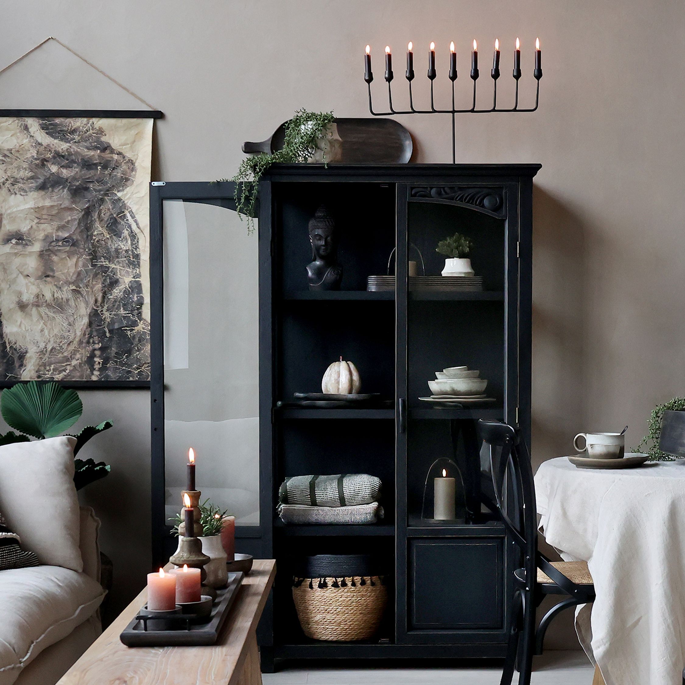 Vitrinenschrank mit Glastüren in Schwarz, 170 cm hoch