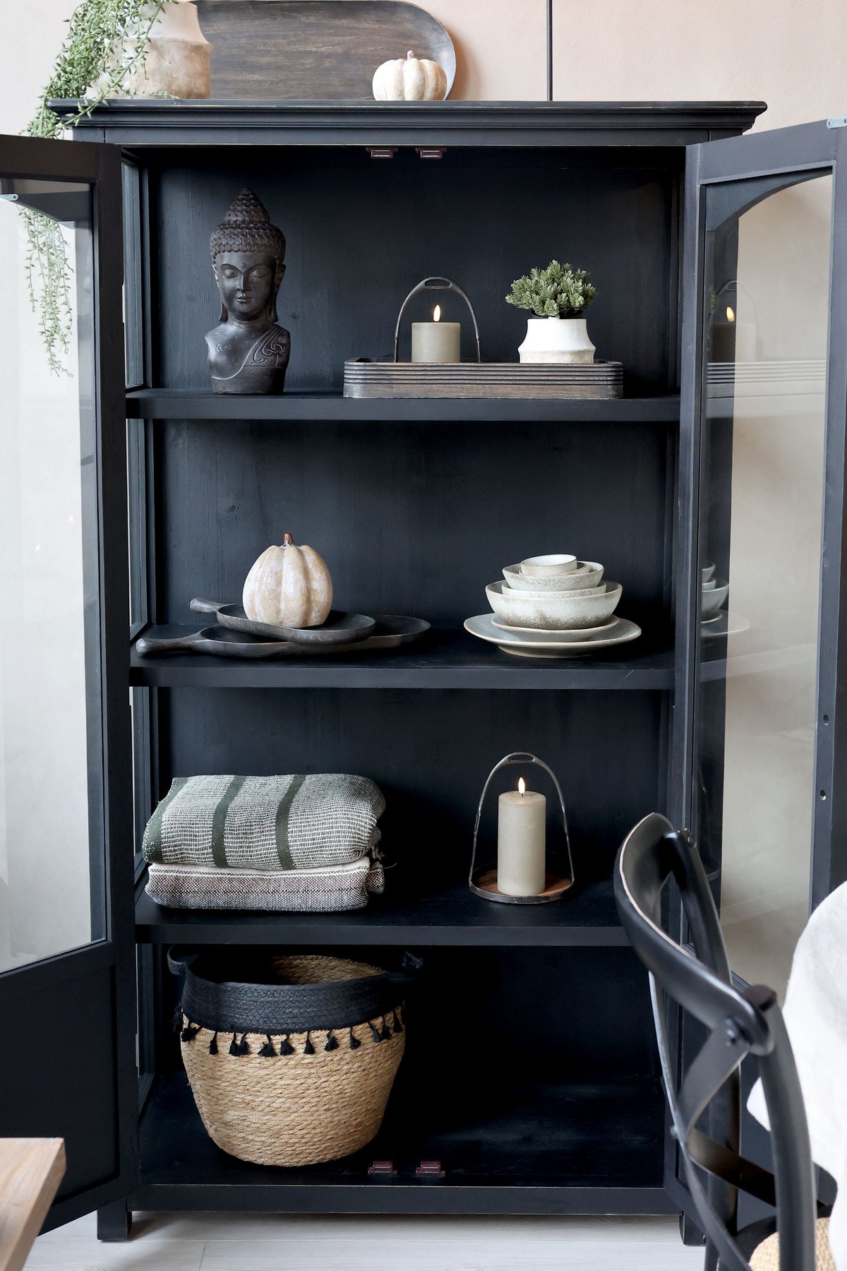 Vitrinenschrank mit Glastüren in Schwarz, 170 cm hoch