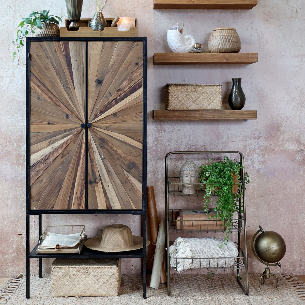Kleiner Schrank mit Türen aus Holz und Eisen, 141 cm hoch