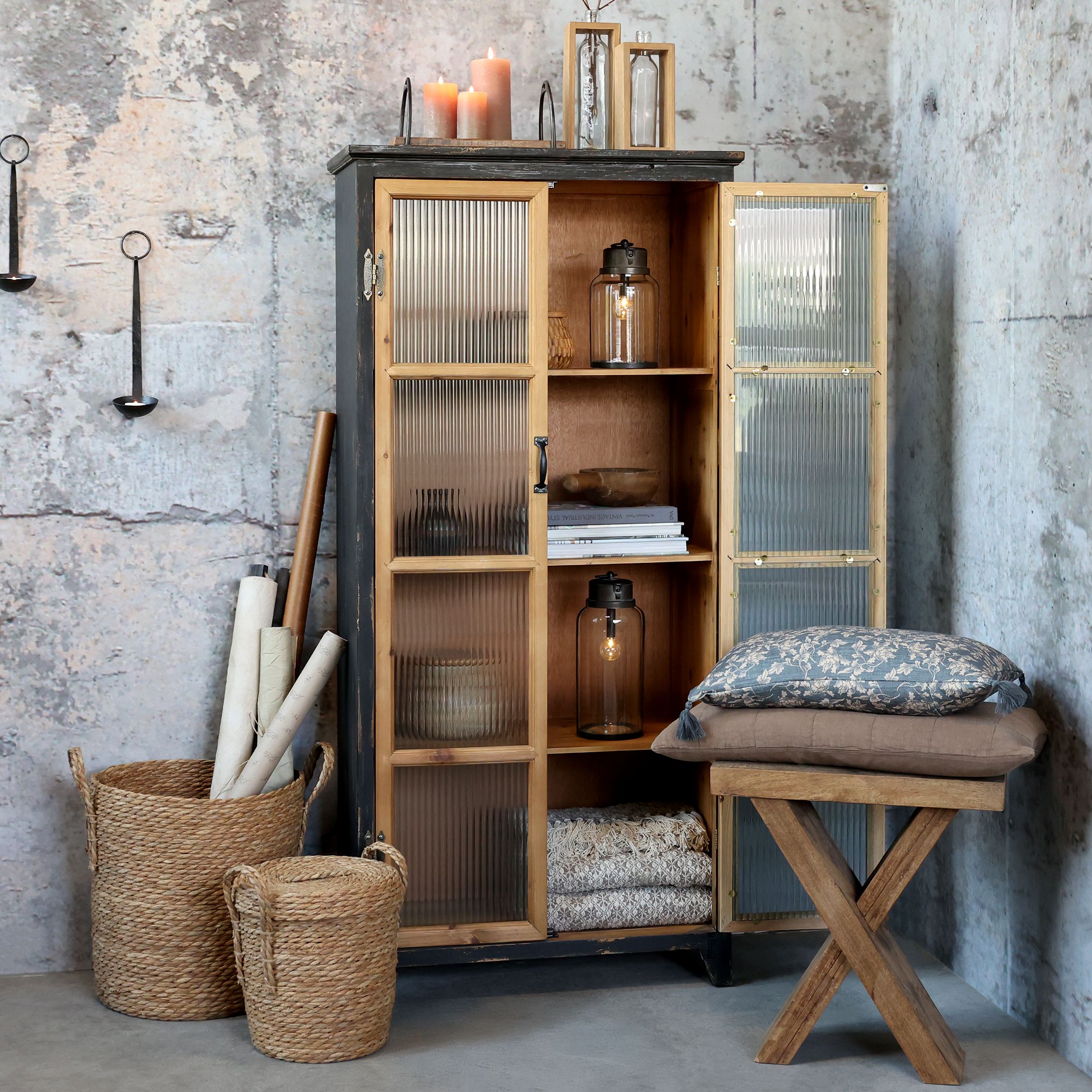 Vitrinenschrank mit Glastüren aus Tannenholz, 150,5 cm hoch