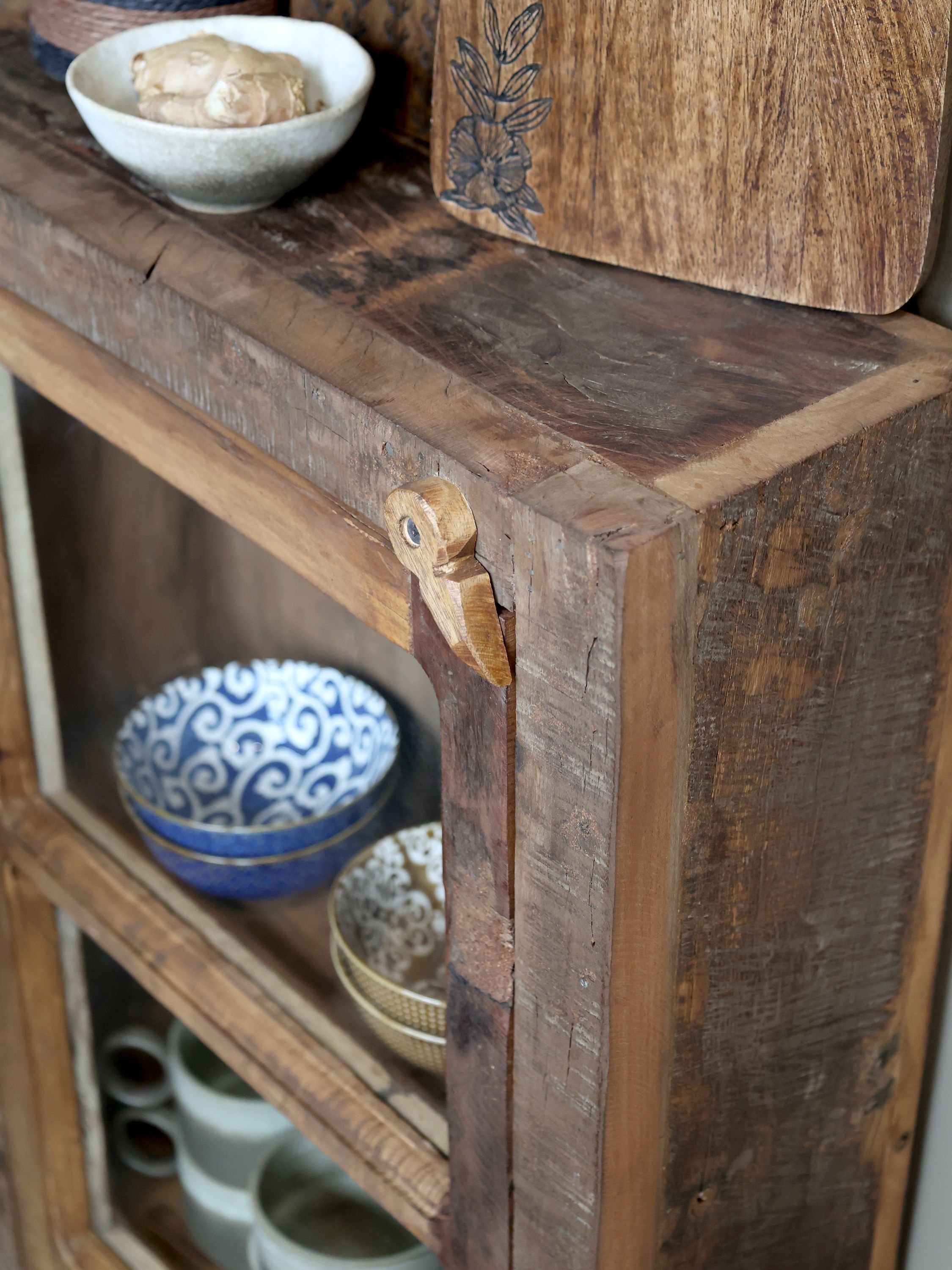 Vitrinenschrank aus Recyclingholz mit Glas, 18 cm tief