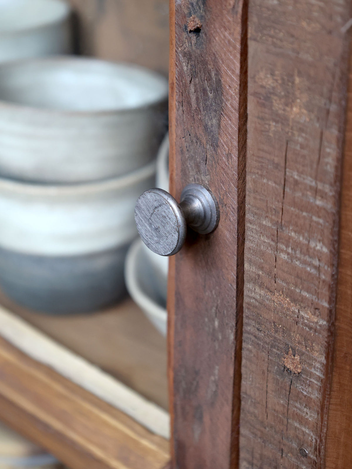 Vitrinenschrank aus Recyclingholz mit Glas, 18 cm tief