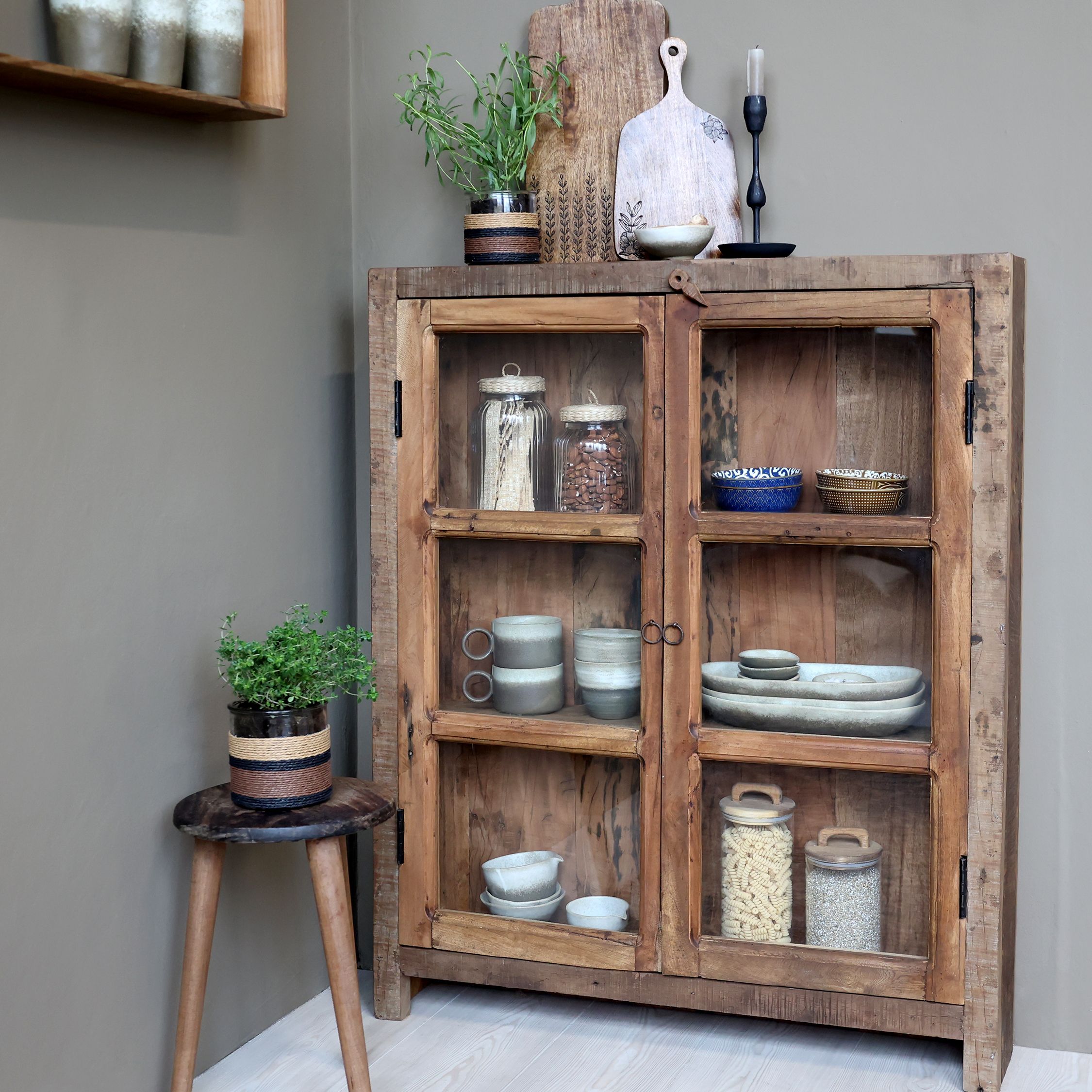 Vitrinenschrank aus Recyclingholz mit Glastür, 105 cm hoch