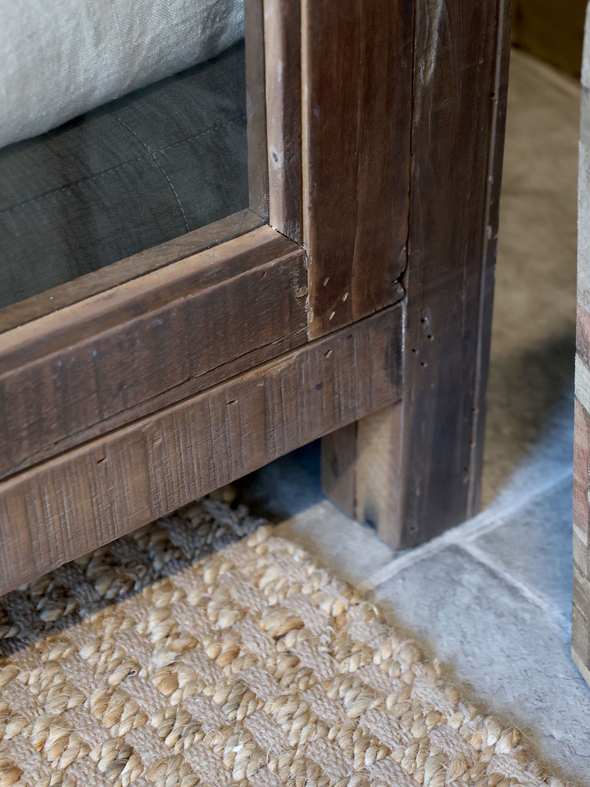 Vitrinenschrank aus Recyclingholz mit Glastüren, 185 cm hoch