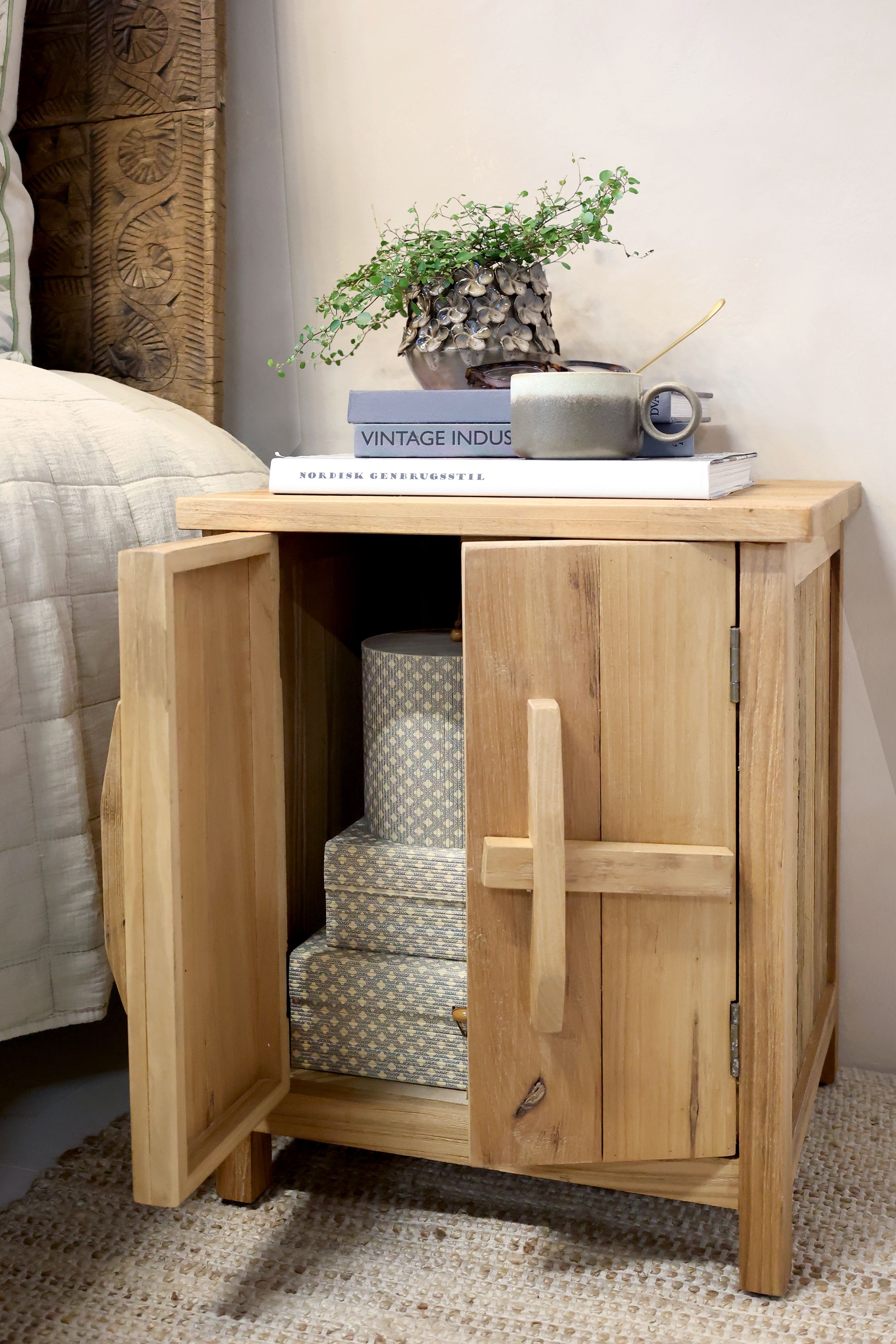 Kleiner Schrank mit 2 Türen, Ulmenholz, 55 cm hoch
