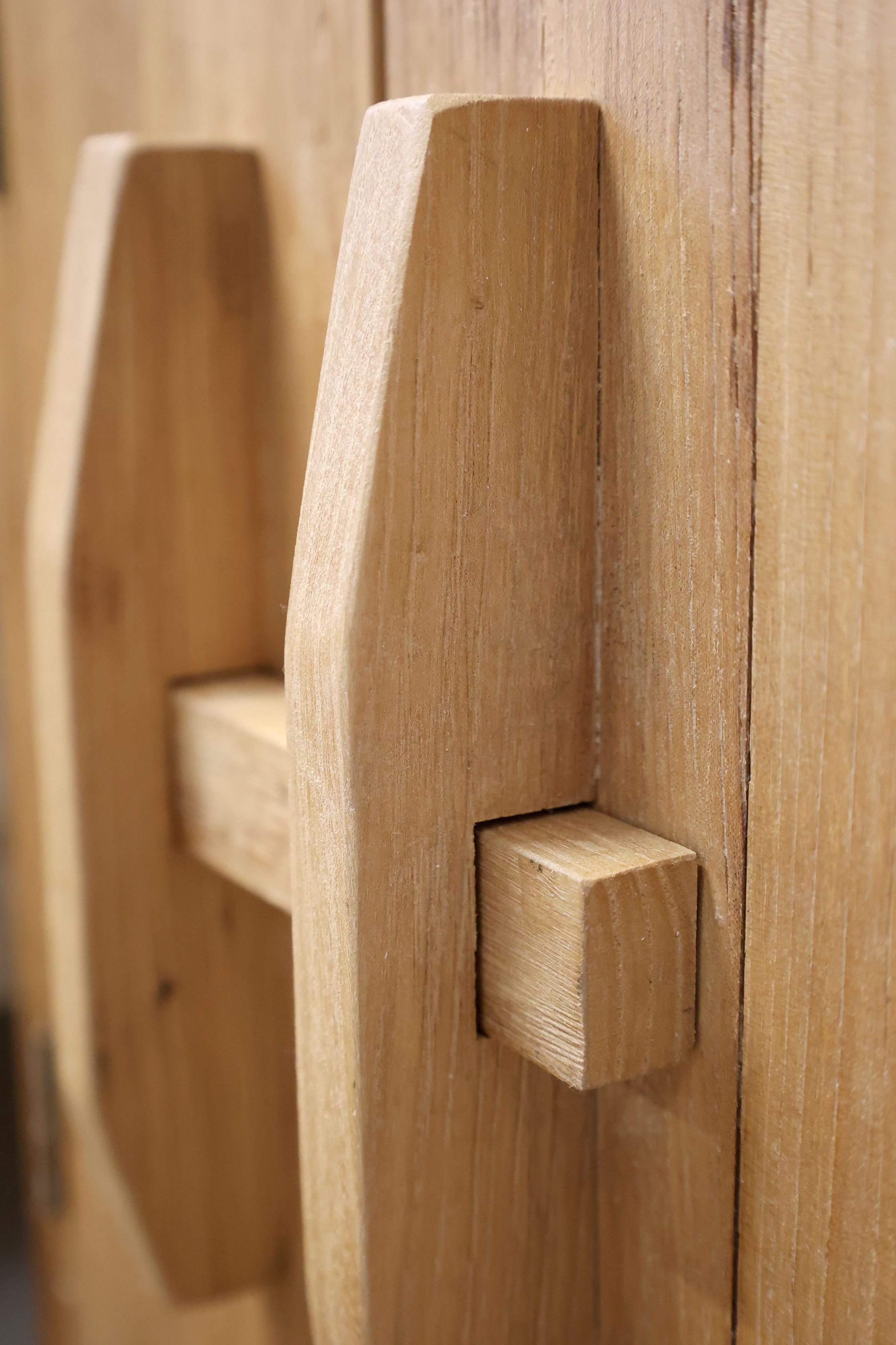 Kleiner Schrank mit 2 Türen, Ulmenholz, 55 cm hoch