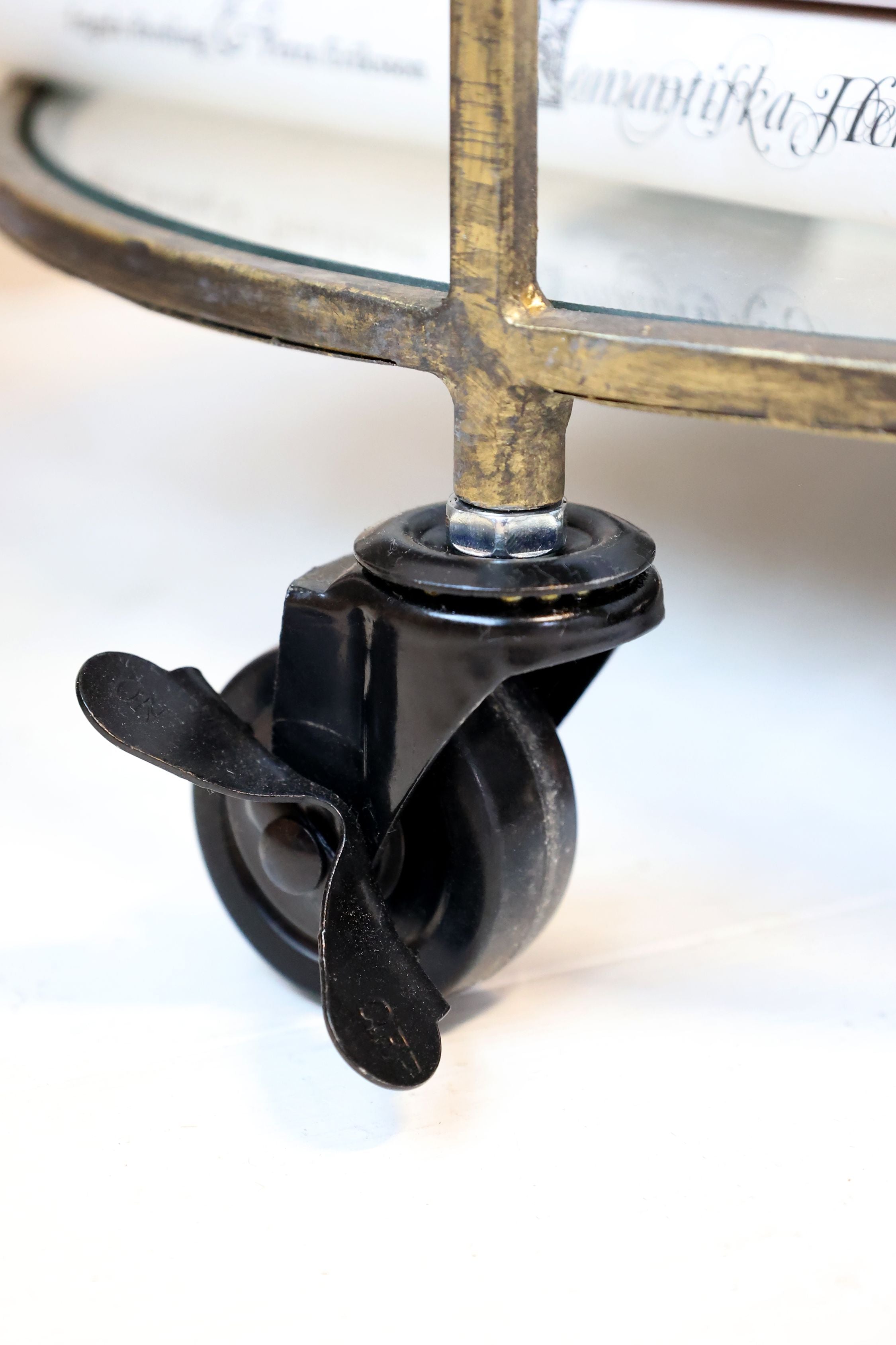 Tisch auf Rollen, Glasplatte, antique messing, 79,5 cm