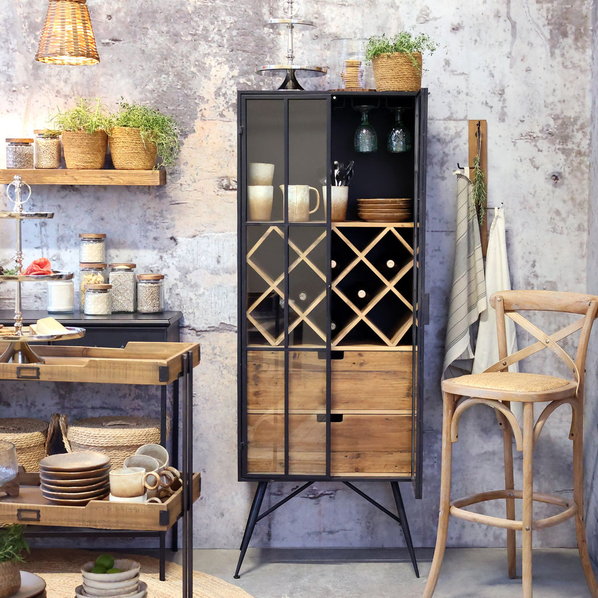 Vitrinenschrank Glas mit Flaschenregal aus Eisen und Holz