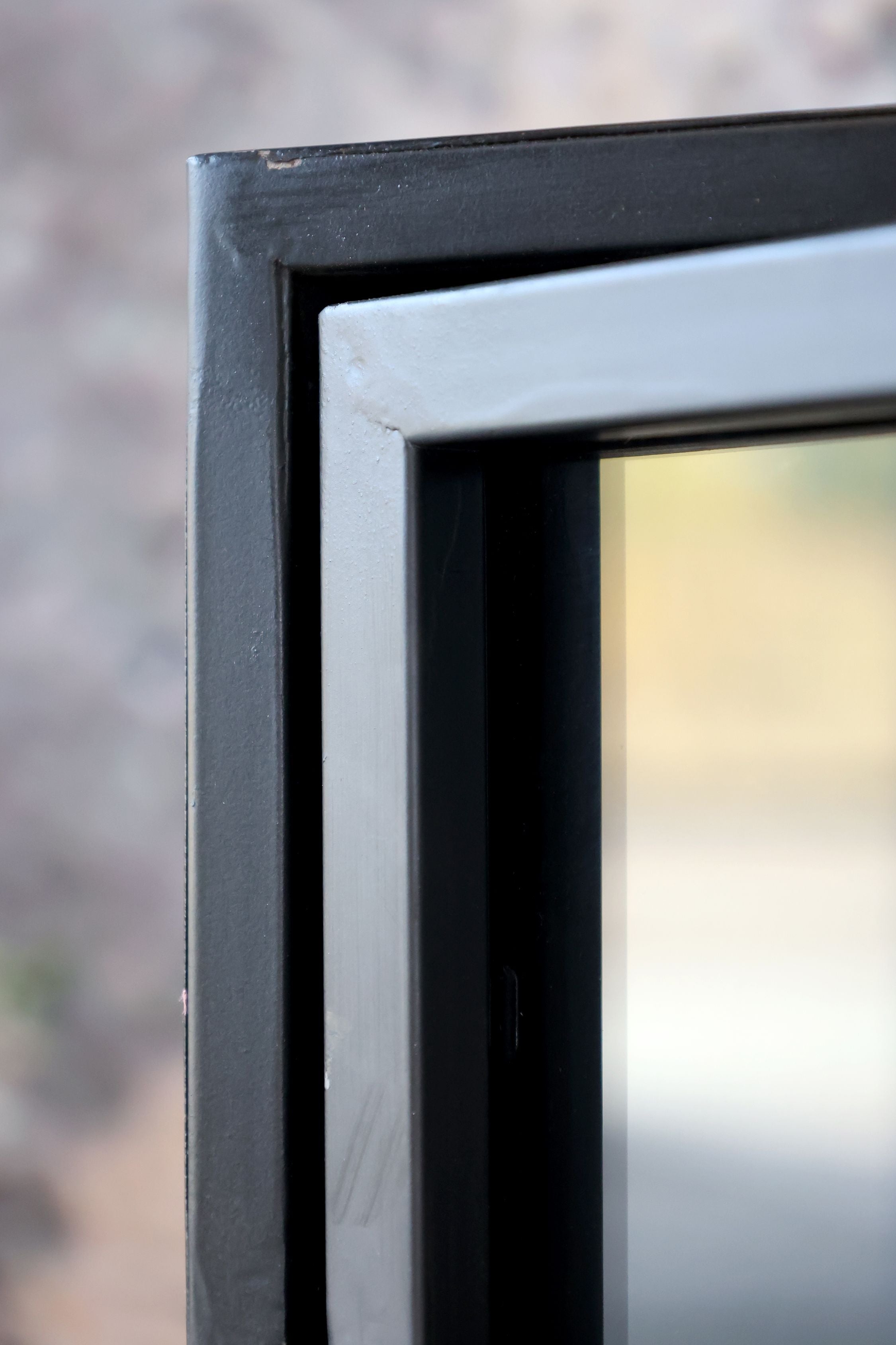 Vitrinenschrank Glas mit Flaschenregal aus Eisen und Holz