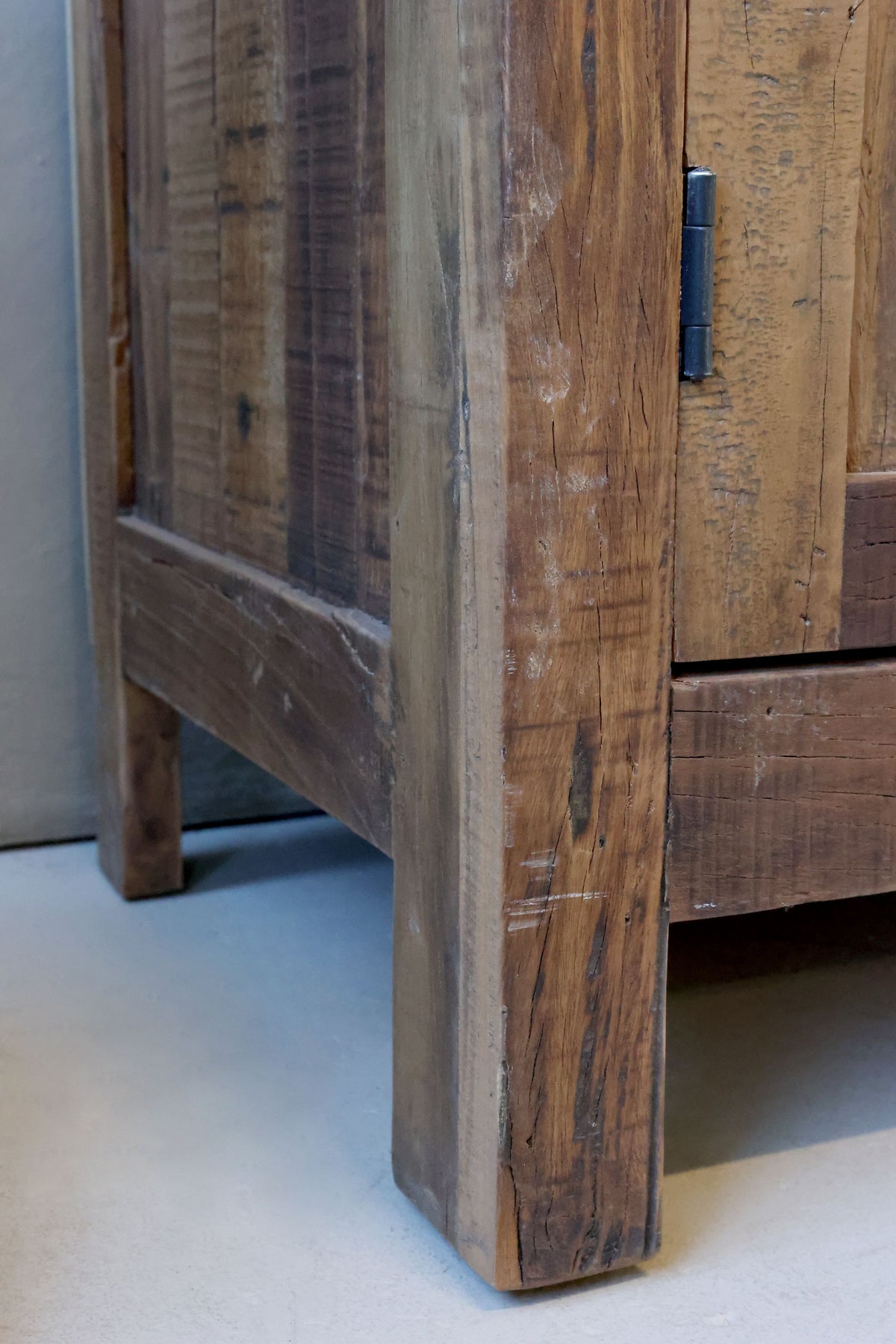 Kommode mit Schubladen und Türen aus Recyclingholz, 105 cm