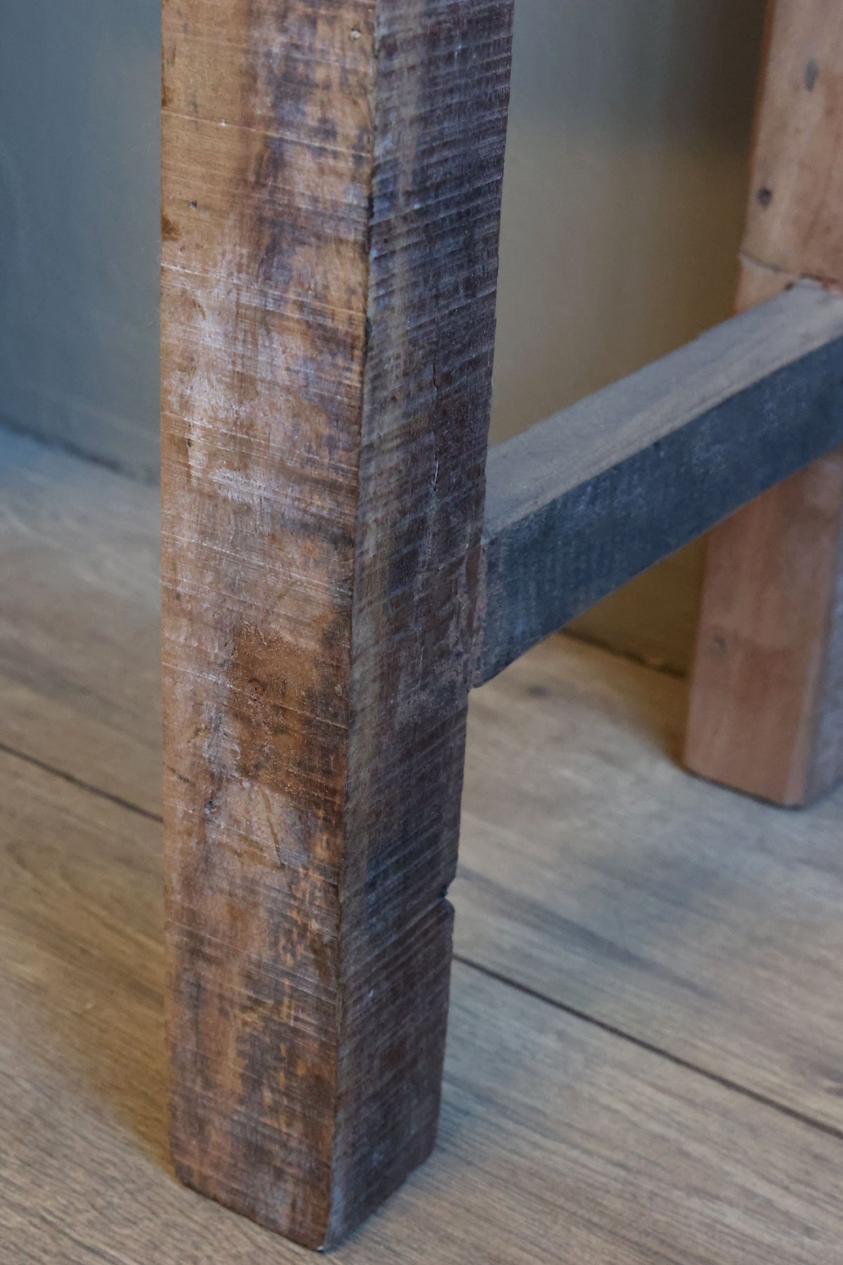 Tisch aus Recyclingholz, 75 cm hoch, natur