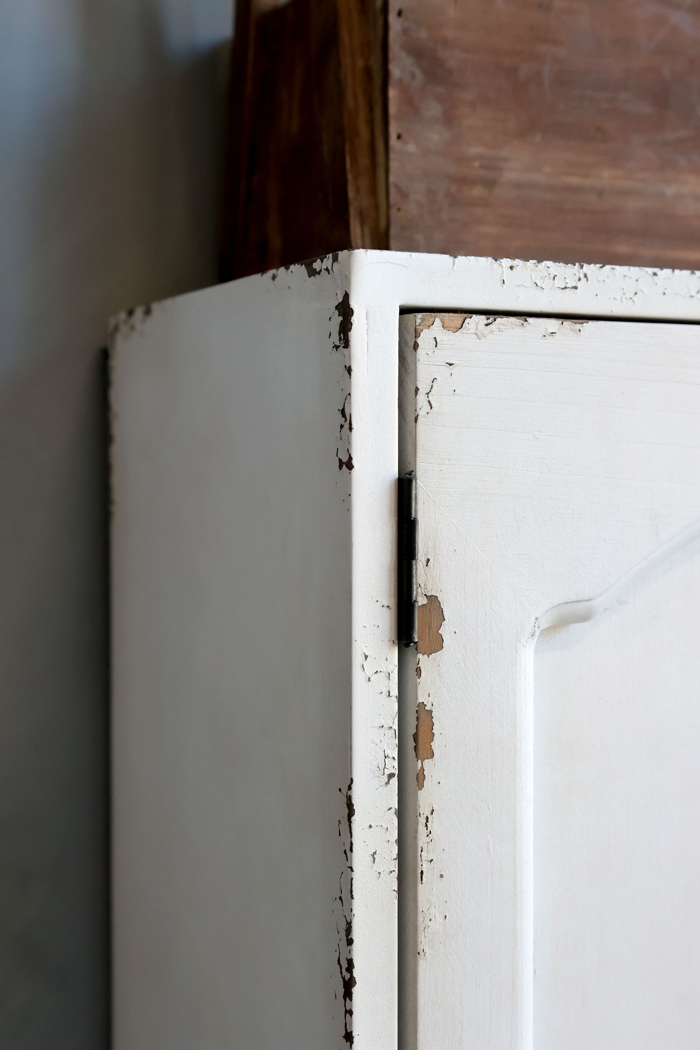 Wandschrank für Schräge aus Tannenholz, antique creme