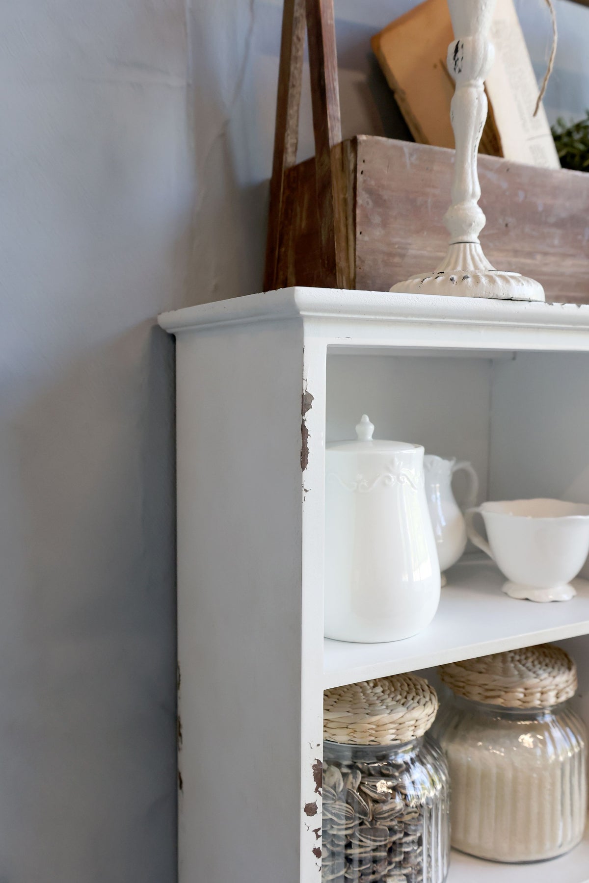 Regal für Wand: Schrank mit 1 Tür und 3 Ablagen in Creme