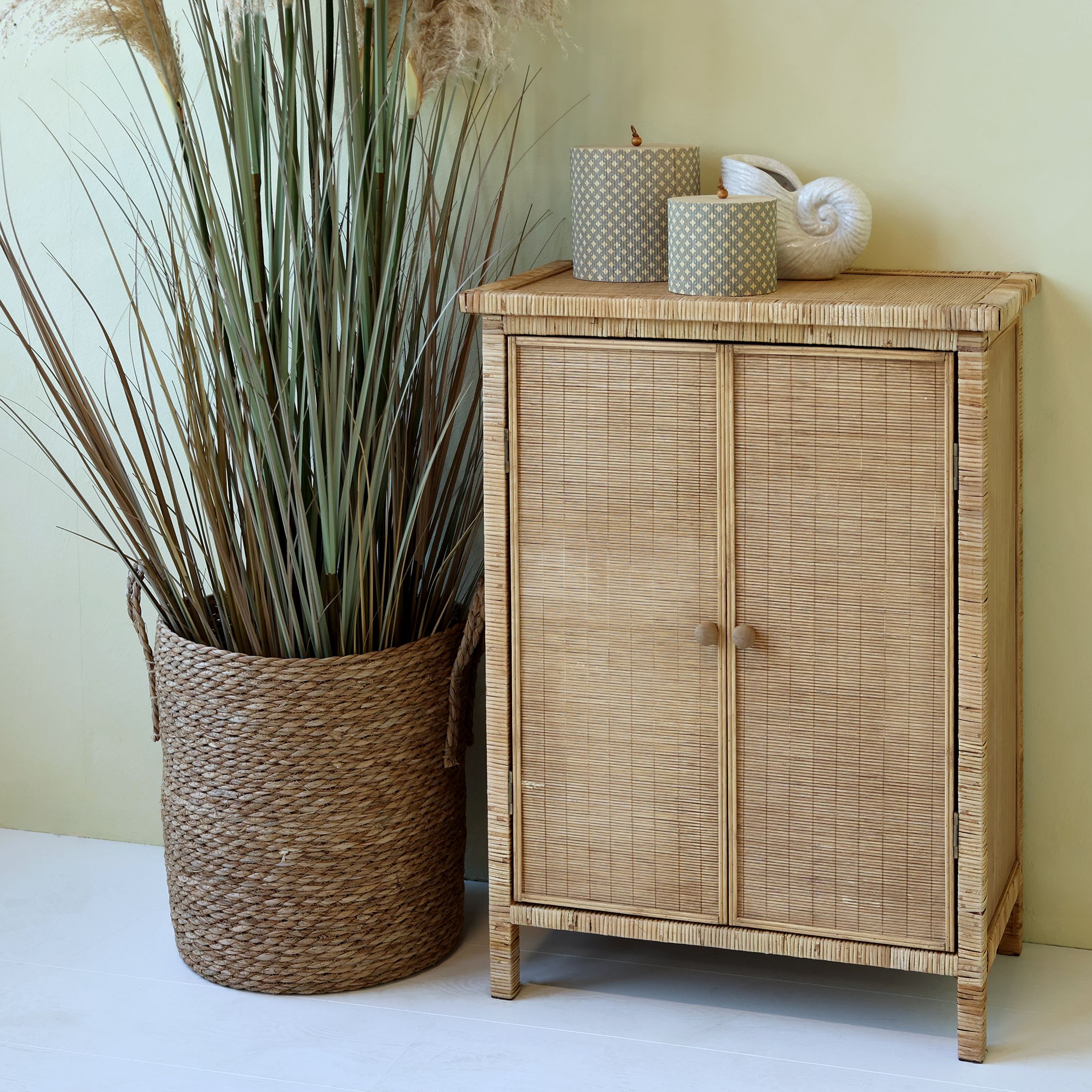 Kleiner Schrank mit Türen aus Rattan und Holz, 80 cm hoch