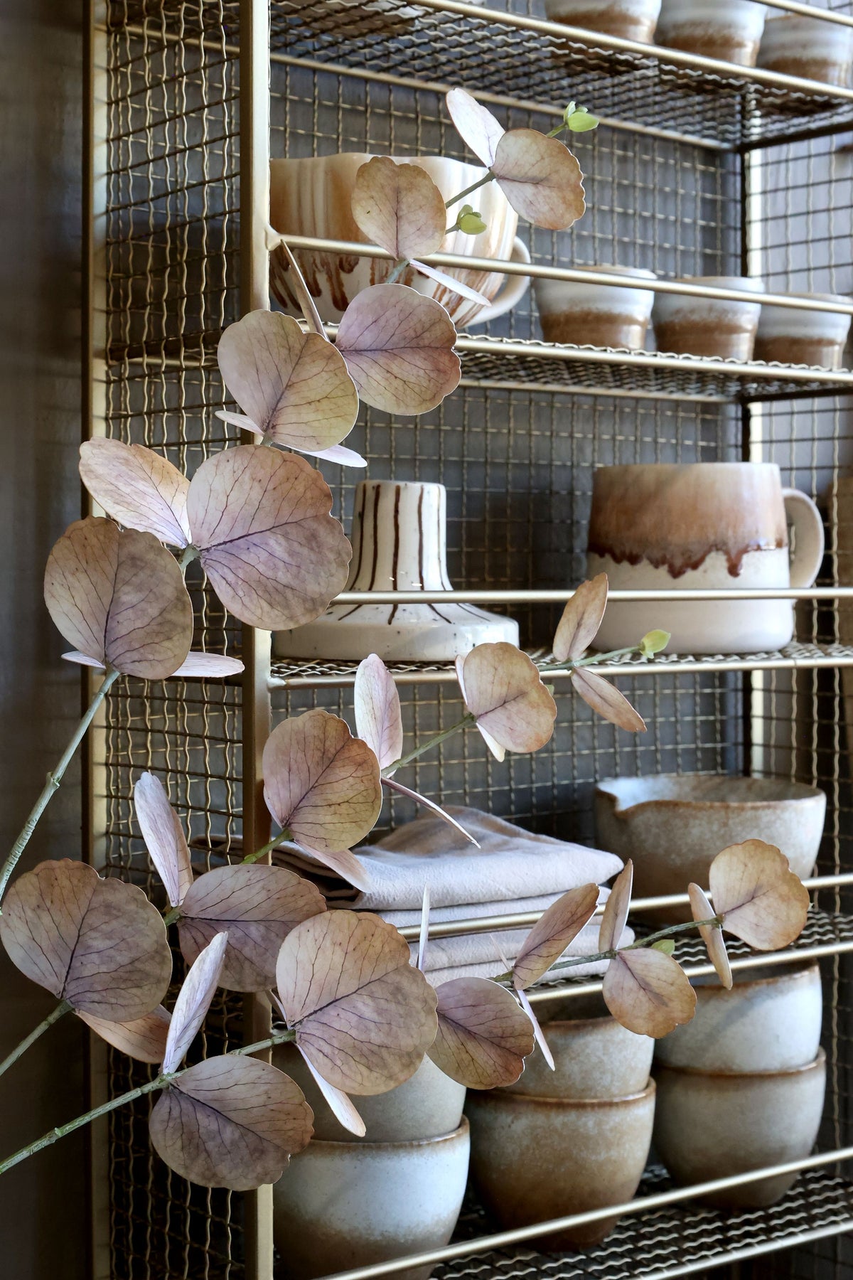 Wandregal aus Eisen in Antik-Messing, 77 cm hoch