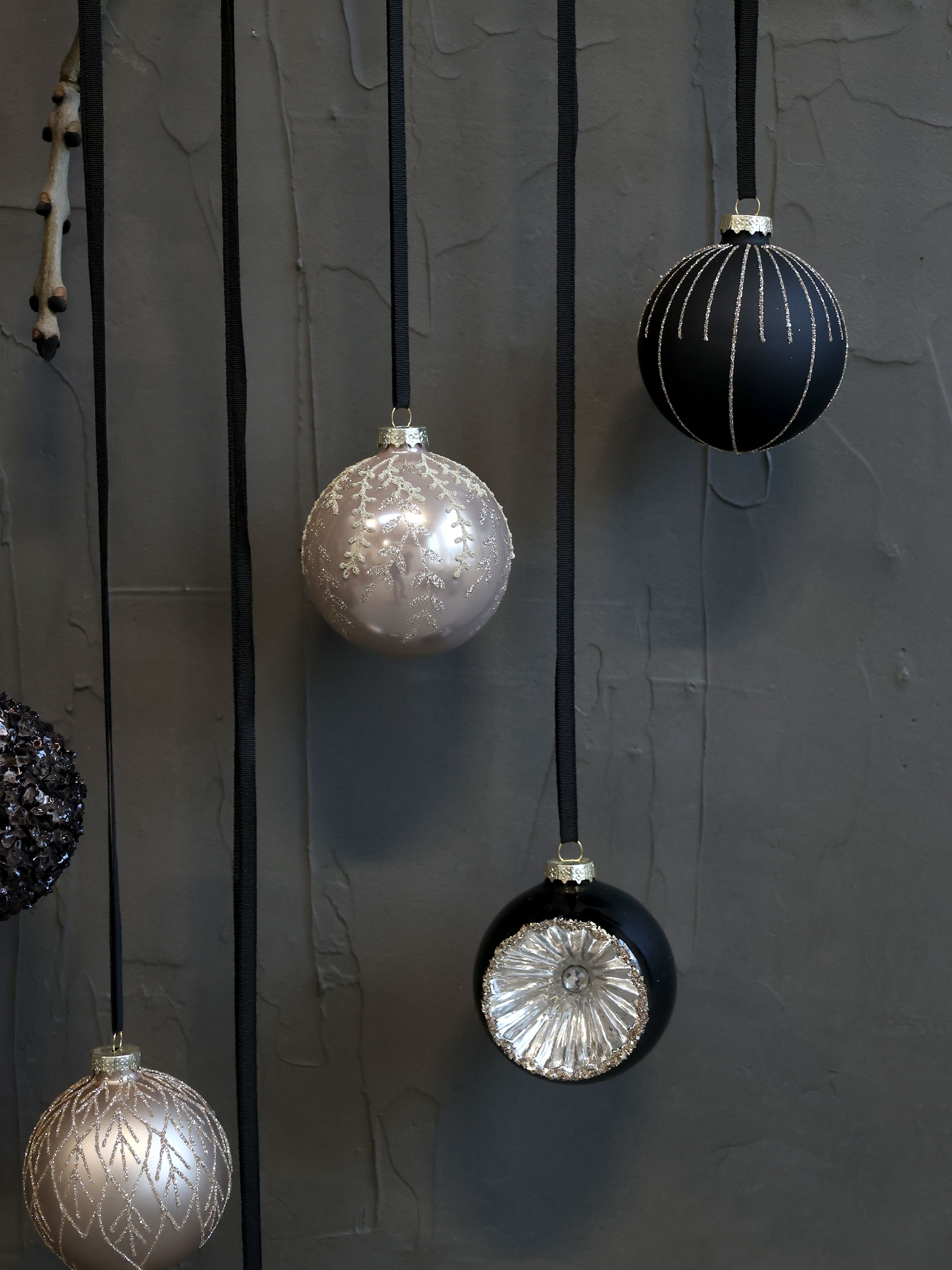 Weihnachtskugel aus Glas mit Glitzer, 8 cm, antique kohle