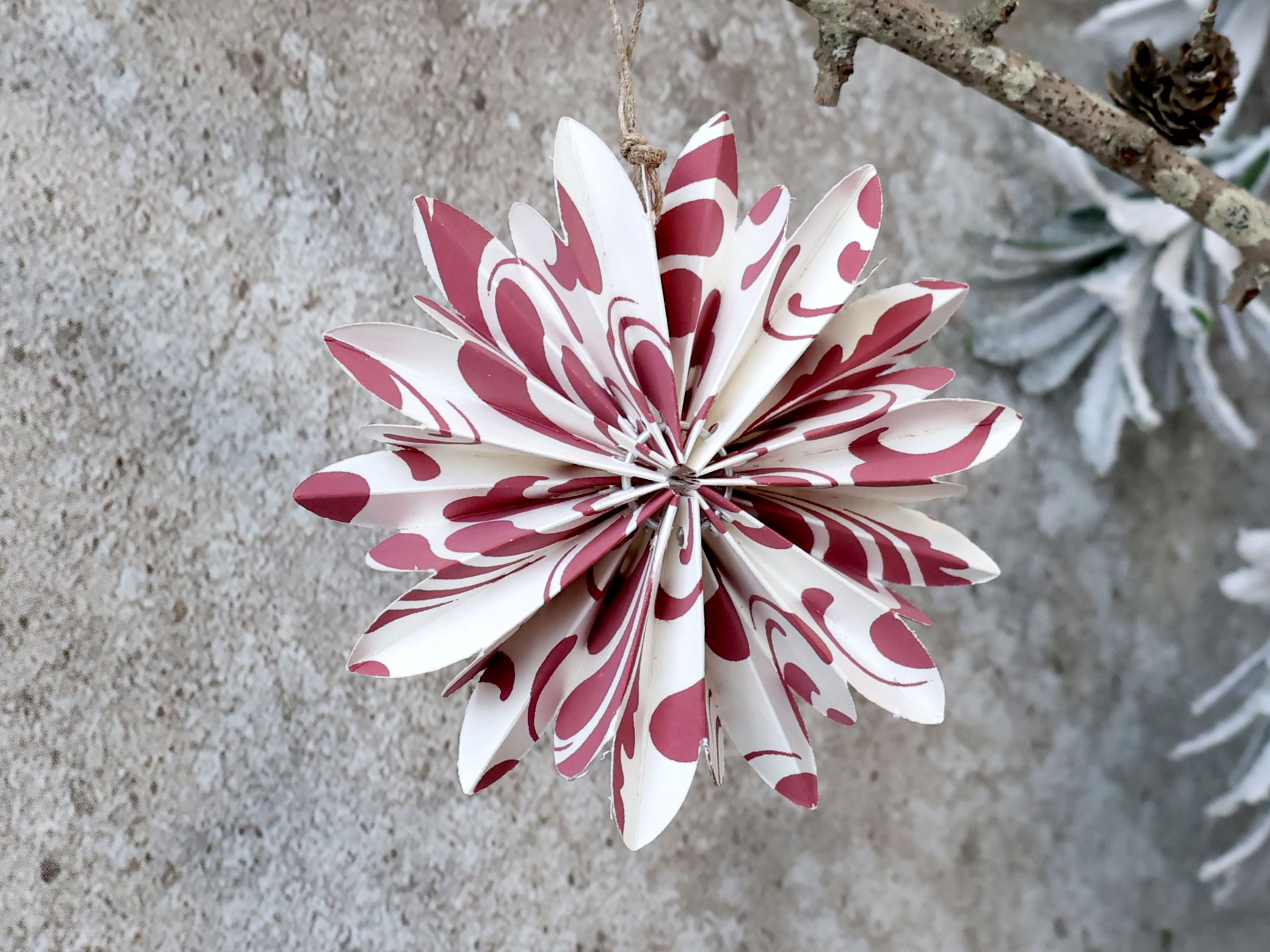 Papierornament mit Juteschnur, Kirschrot, 10,5 cm