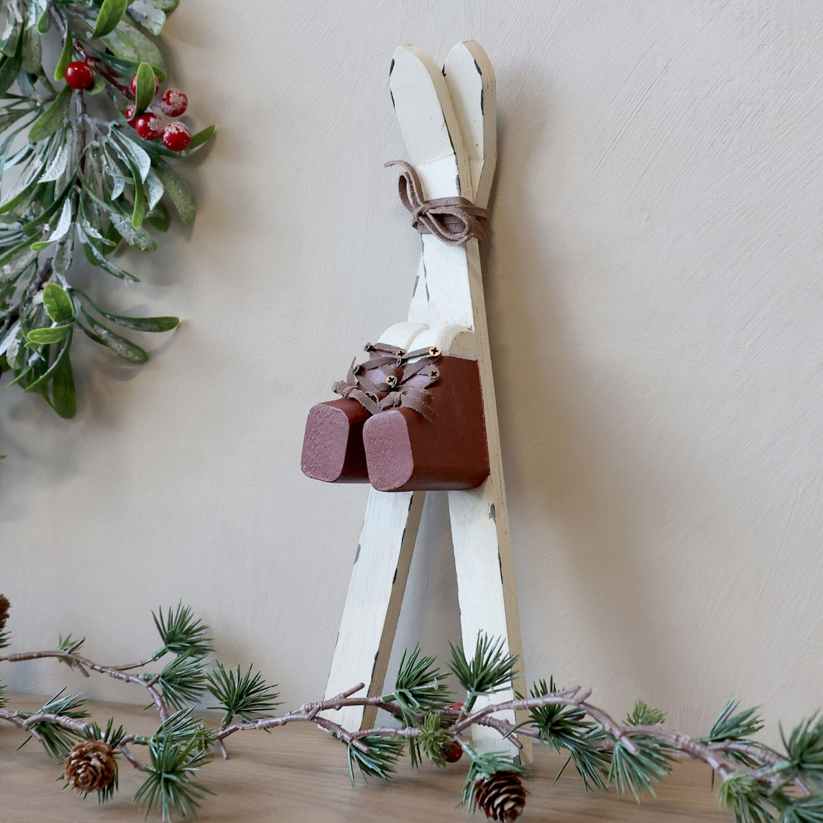Vintage Ski mit Stiefeln aus Holz, antique weiß