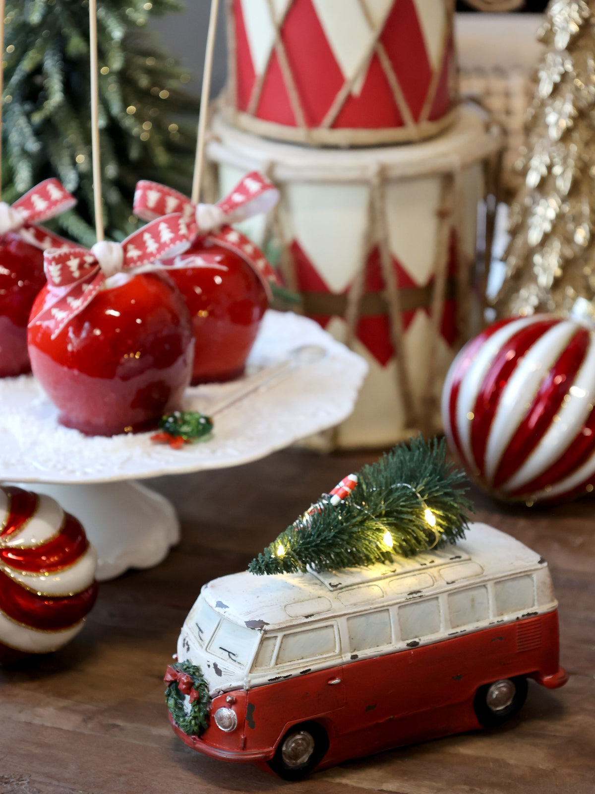 Vintage Bus mit LED-Weihnachtsbaum, Polyresin, 18 cm