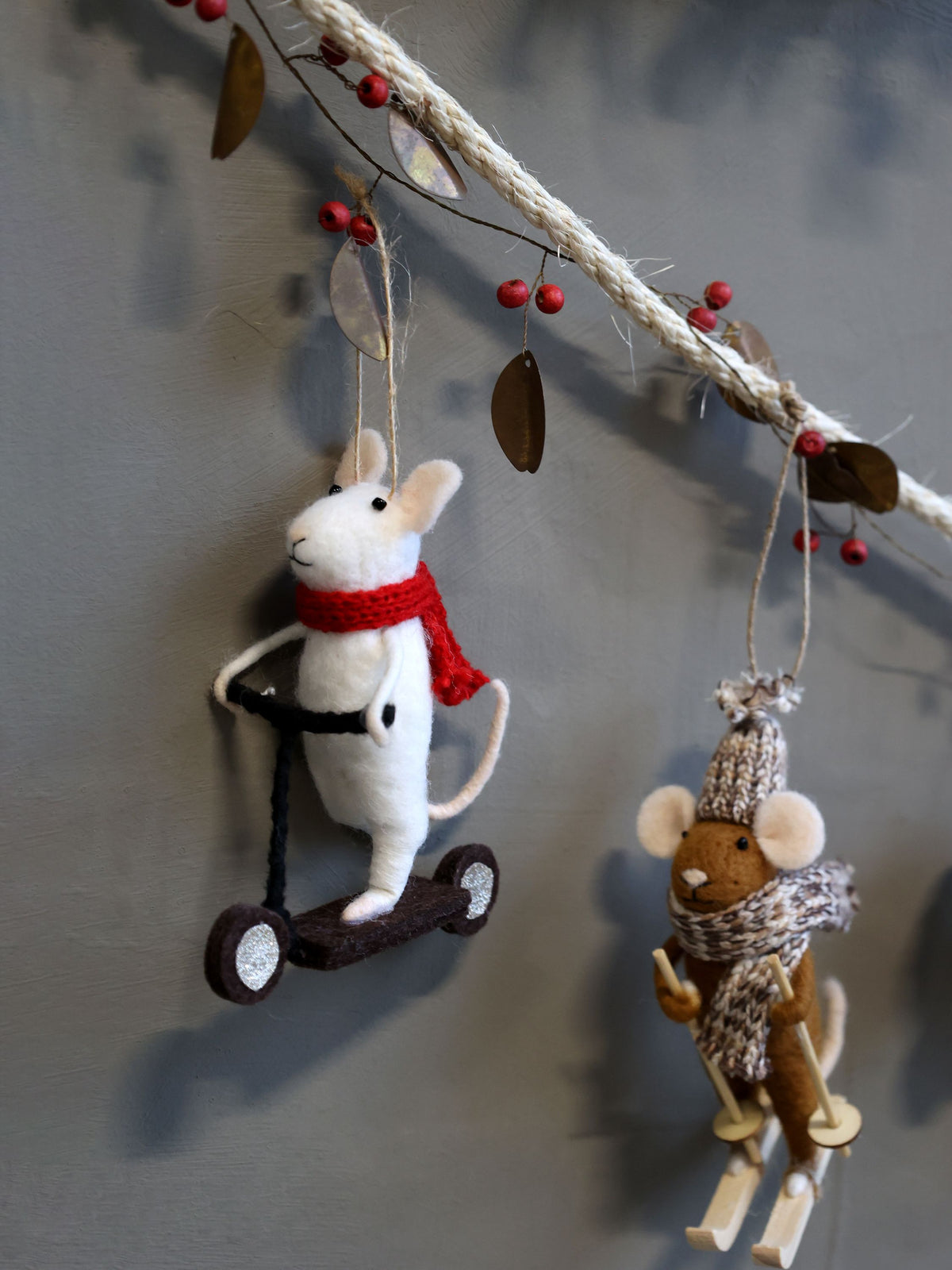Filz-Maus auf Ski zum Aufhängen, 14 cm hoch