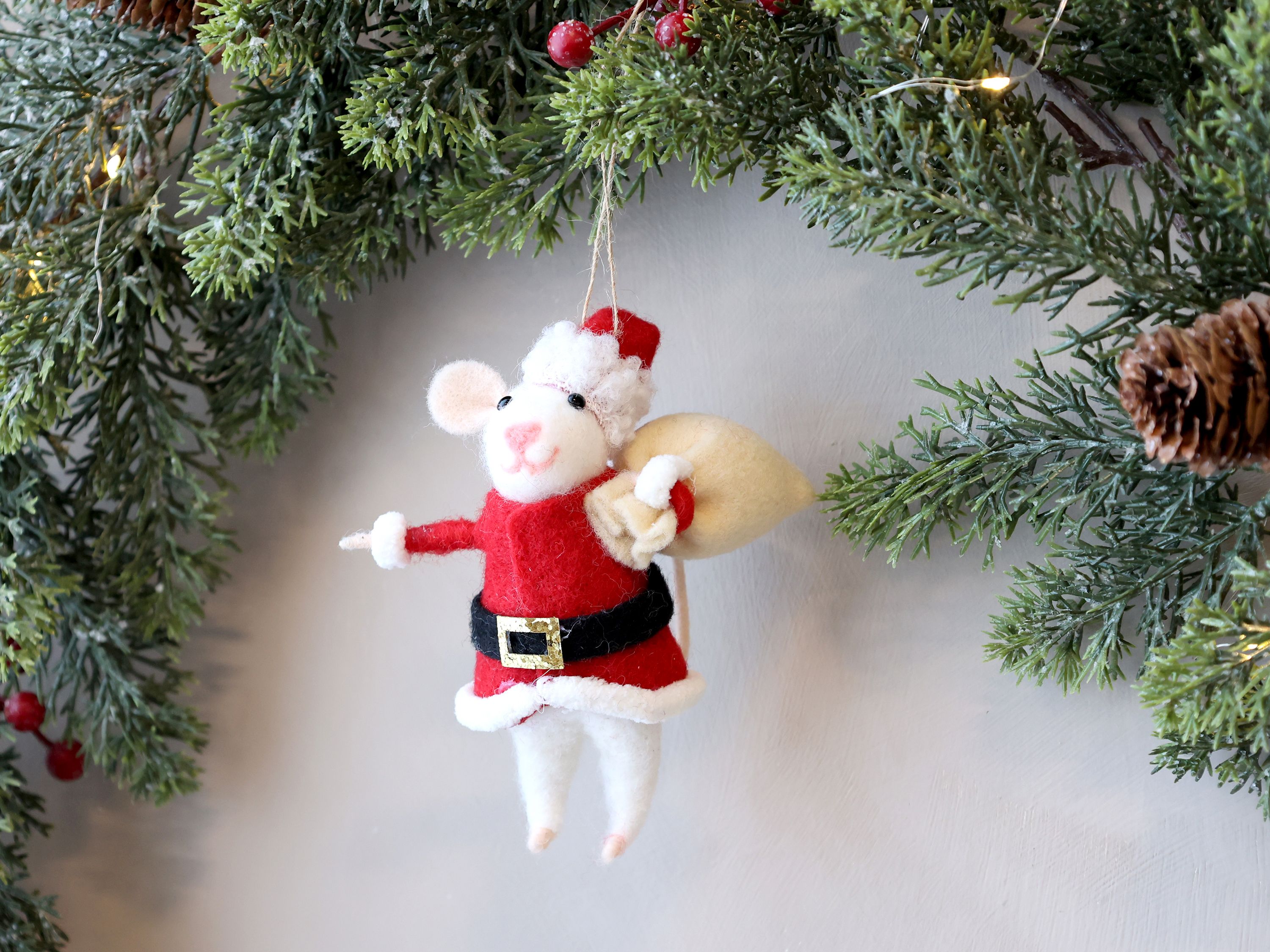 Maus mit Weihnachtsmann-Kostüm aus Filz, 12 cm hoch
