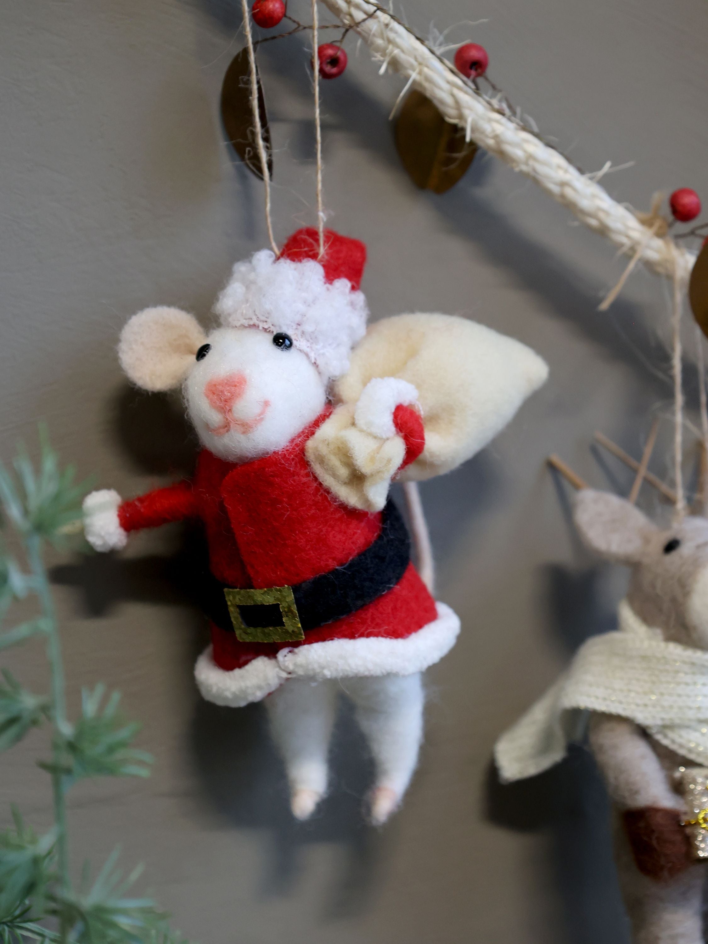 Maus mit Weihnachtsmann-Kostüm aus Filz, 12 cm hoch