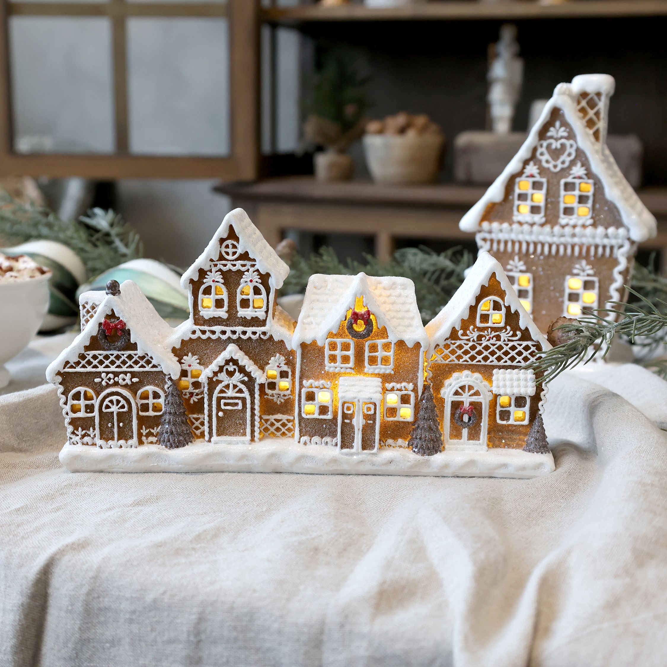 Noël Lebkuchenhäuser mit LED 24,5 cm, Polyresin, Mokka