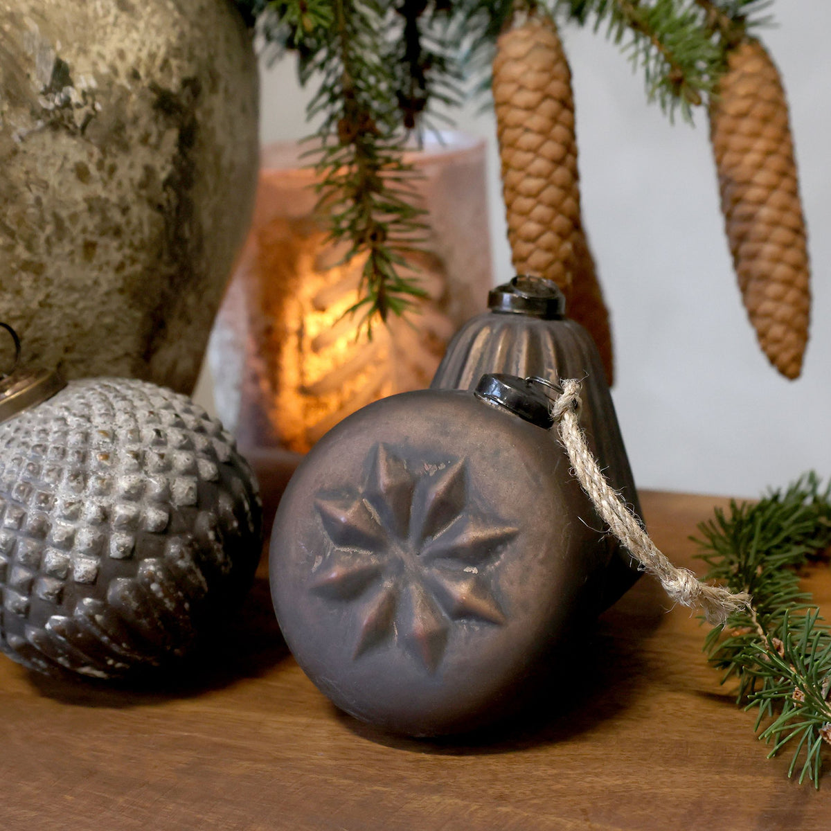 Weihnachtskugel aus Glas mit Messing und Jute, 10 cm hoch