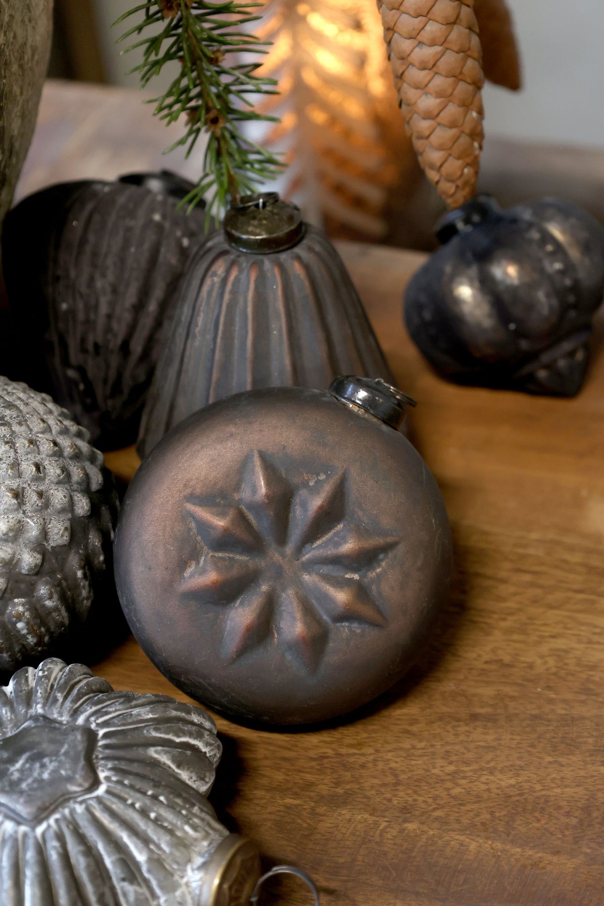 Weihnachtskugel aus Glas mit Messing und Jute, 10 cm hoch