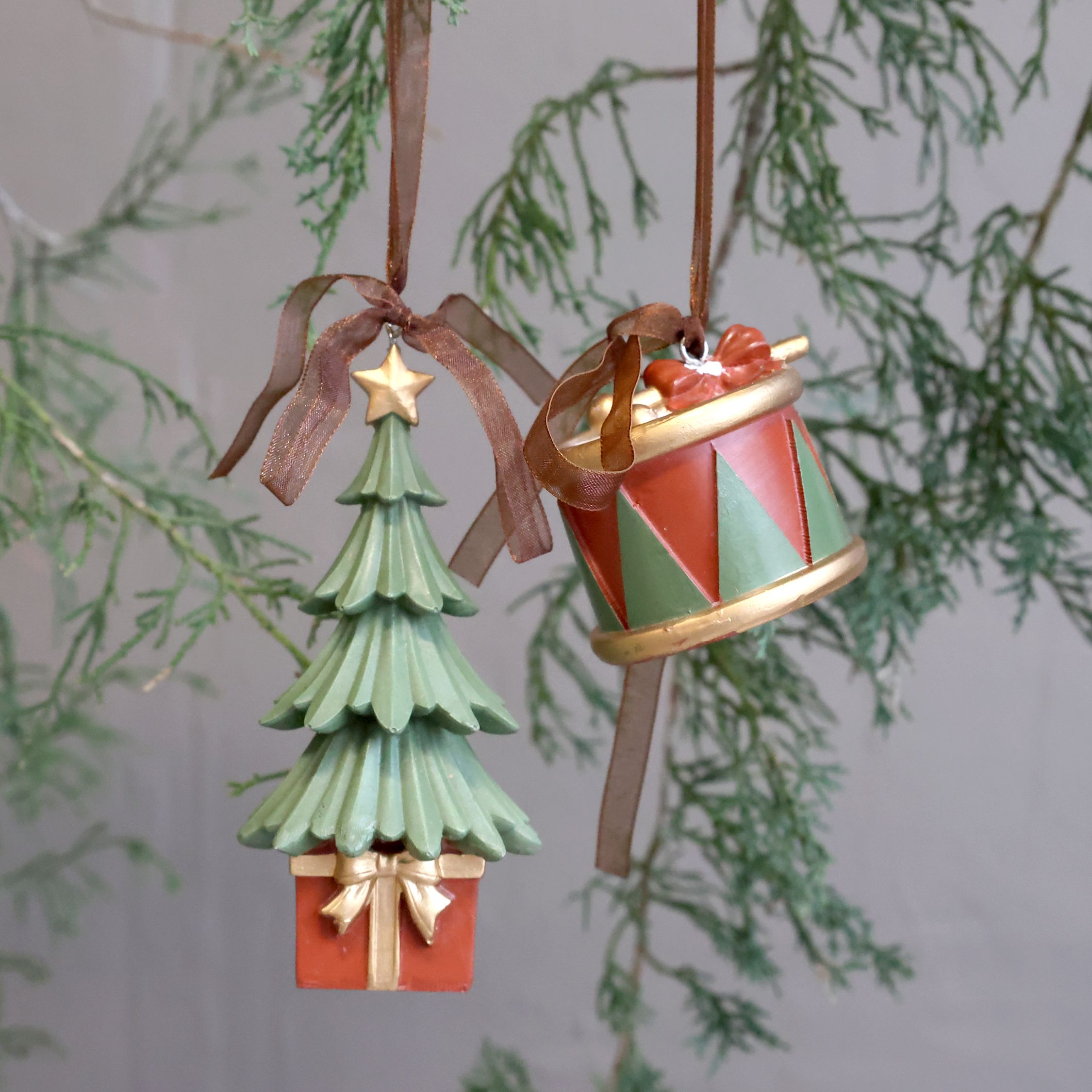 Noël Anhänger-Set aus Polyresin, 2er-Set, Kirschrot