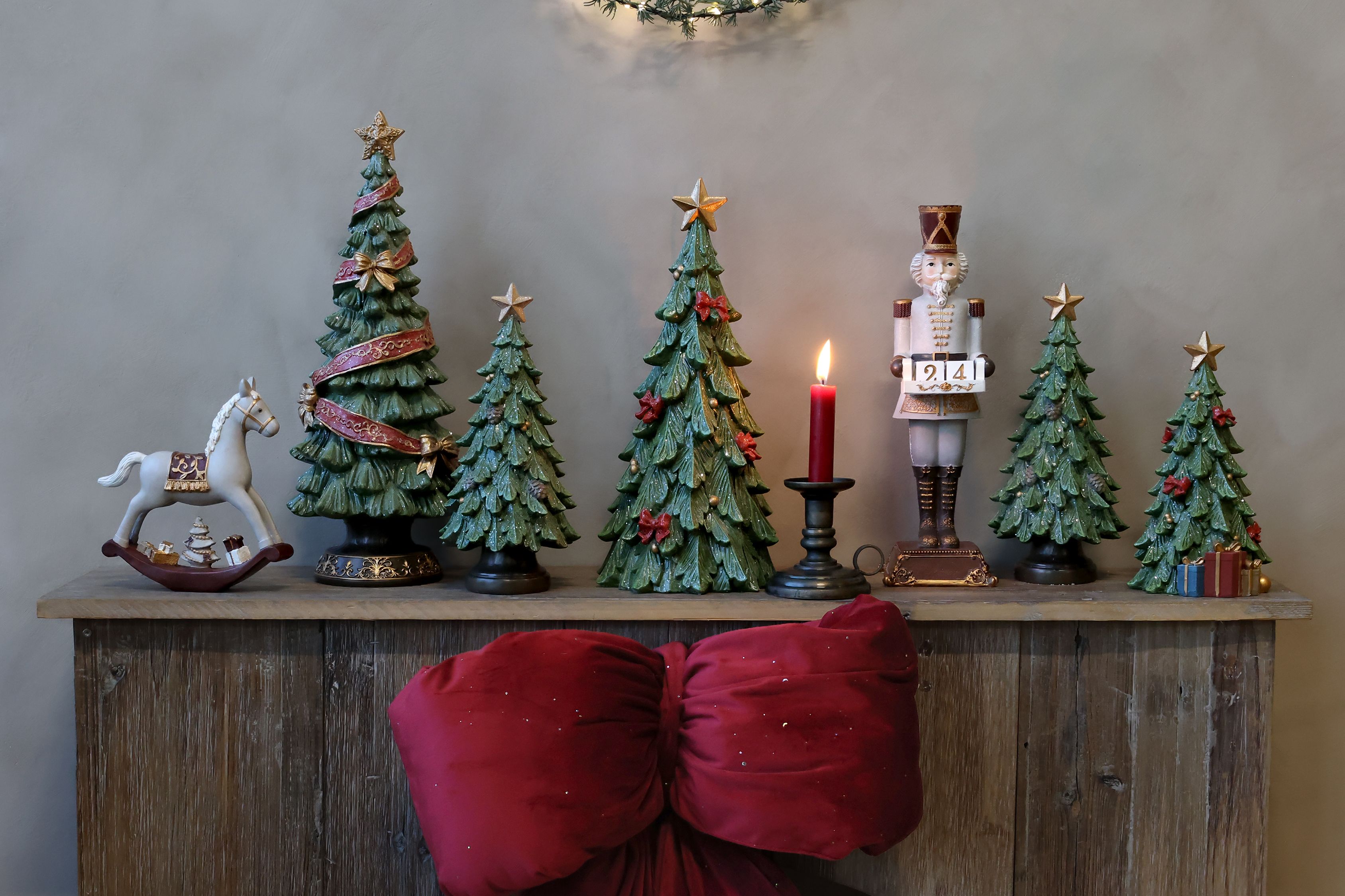 Weihnachtsbaum mit Zapfen, 24 cm hoch, grün
