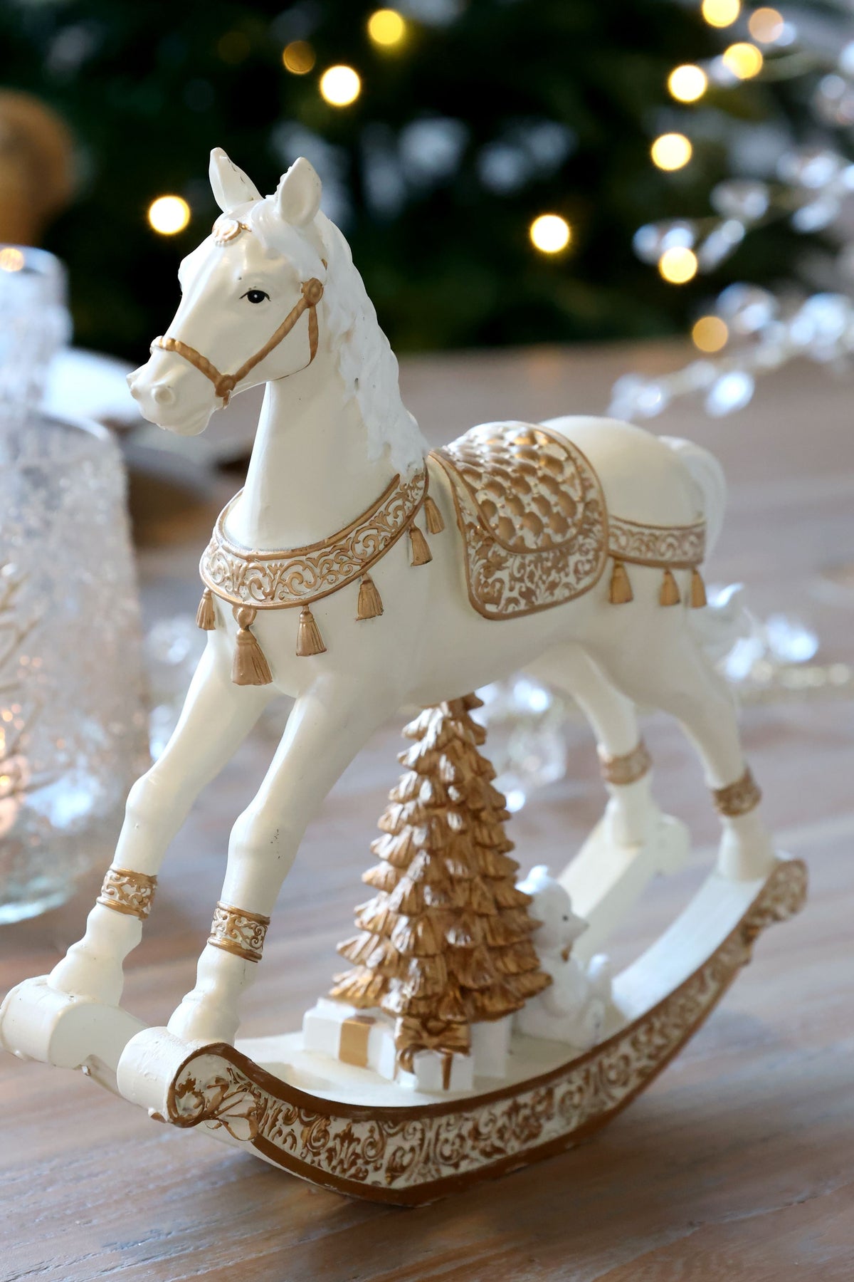 Schaukelpferd mit Geschenken, 18,5 cm hoch, antique creme