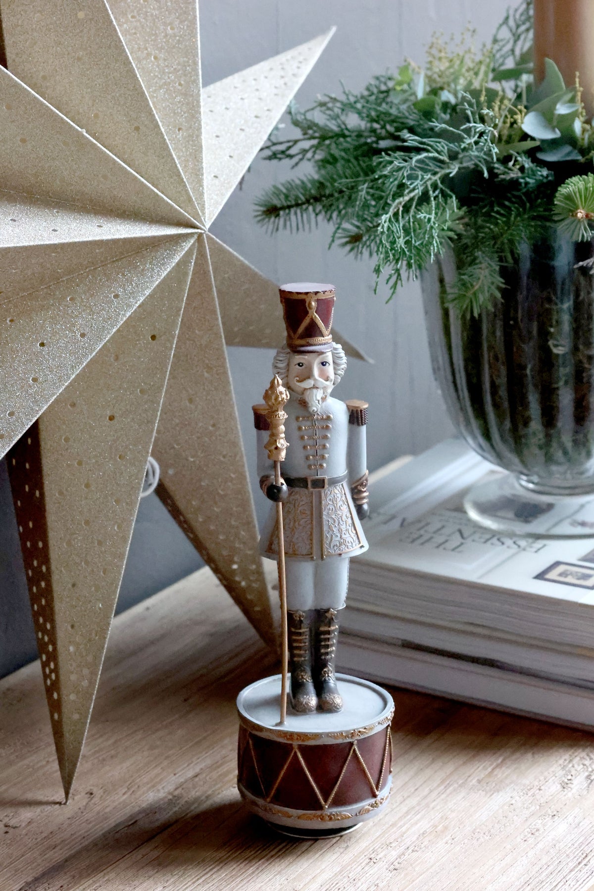 Noël Spieluhr mit Nussknacker, franz. grau, 28 cm