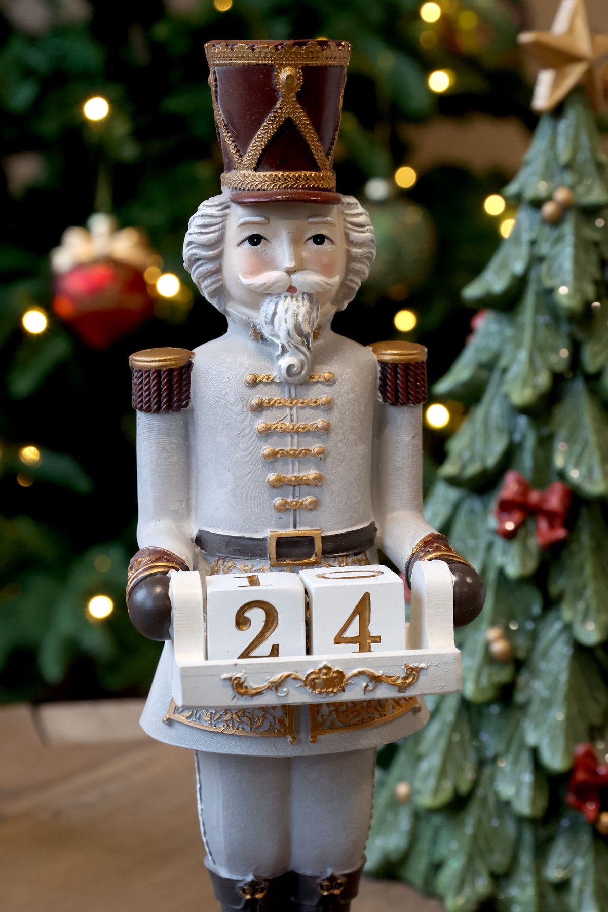 Noël Nussknacker mit Kalender, Polyresin, 31,5 cm hoch