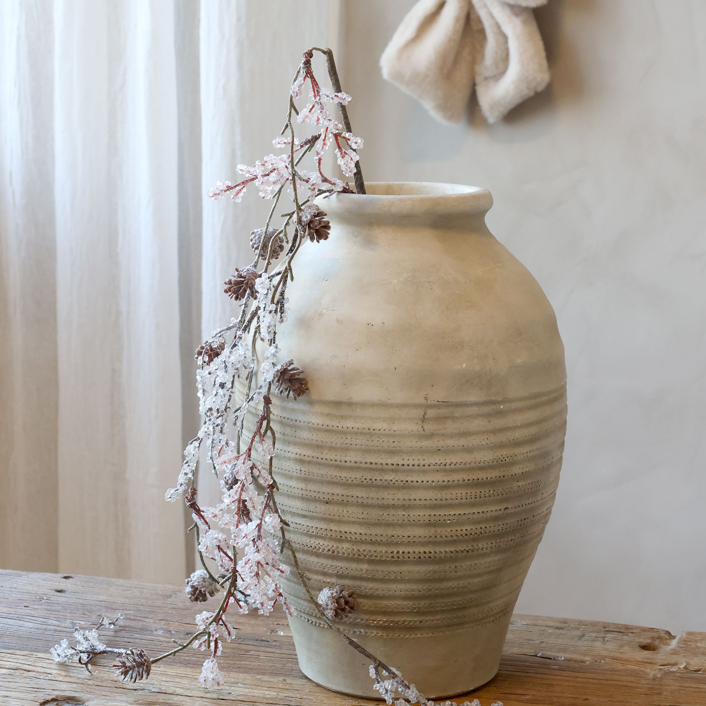 Kunstblume Zweig mit Frosting und Zapfen, 100 cm