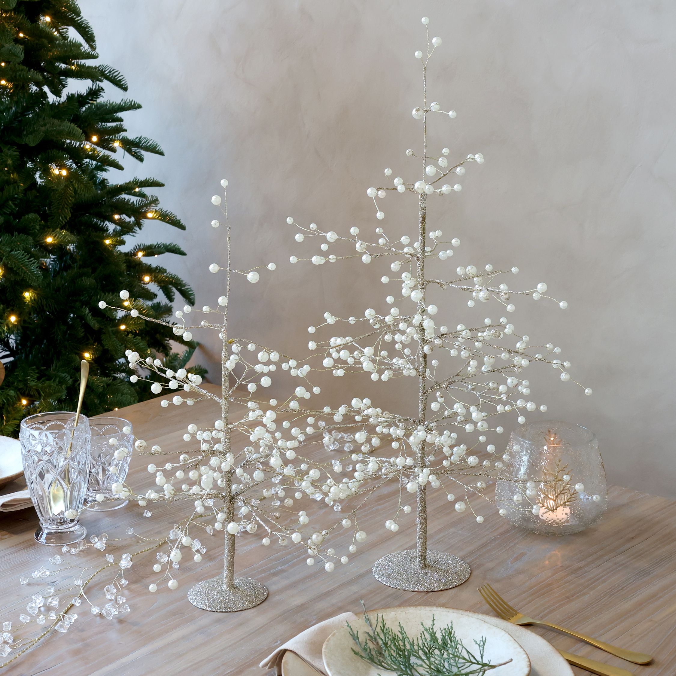 Weihnachtsbaum mit Perlen und Golddraht, 62 cm hoch, creme