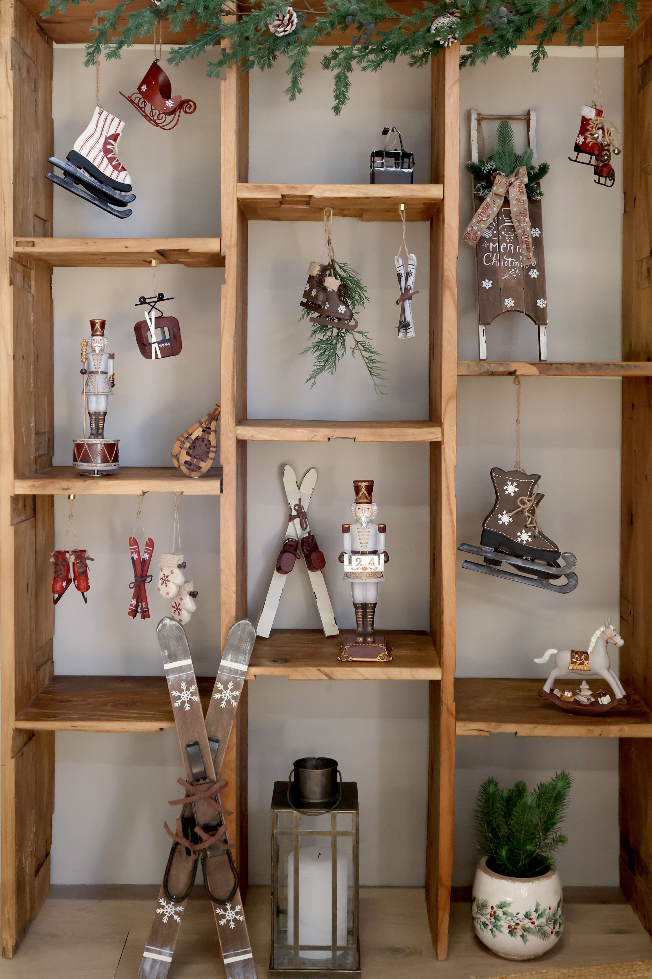 Vintage Schlittschuhe mit Schneeflocke aus Kiefernholz