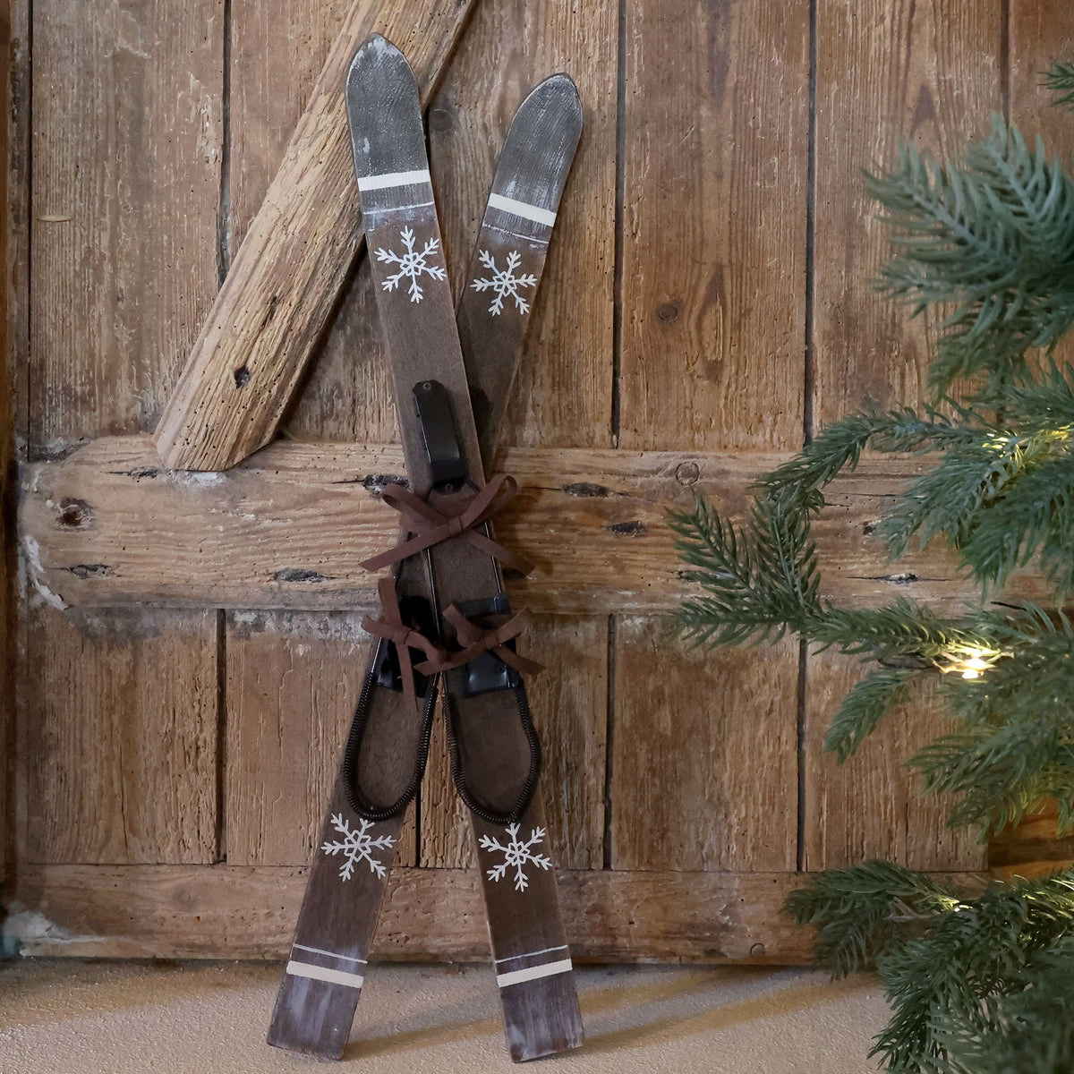 Deko Ski aus Holz und Eisen mit Lederschnur, 60 cm hoch