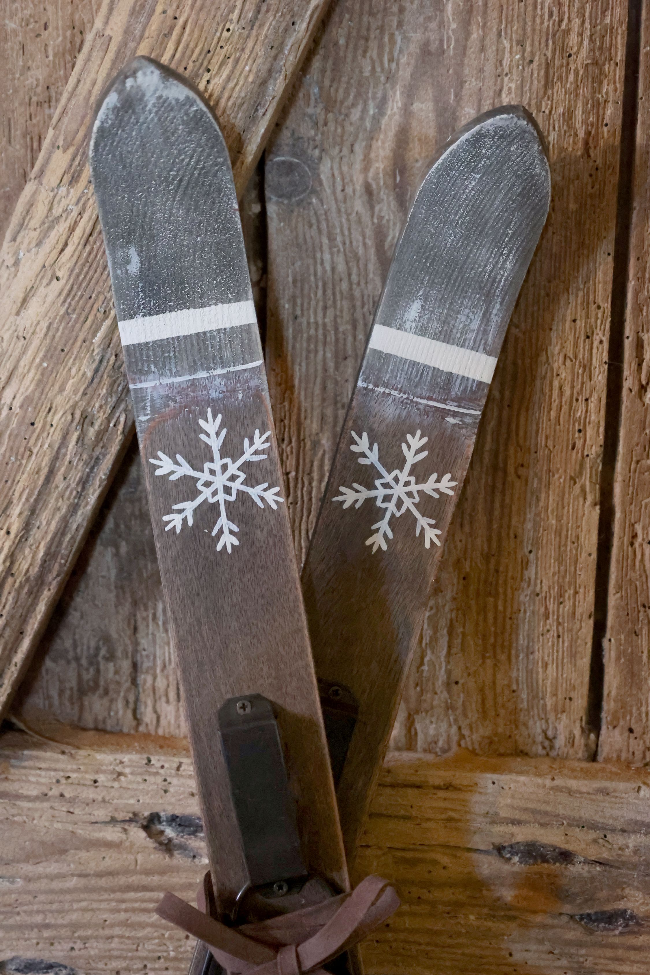 Deko Ski aus Holz und Eisen mit Lederschnur, 60 cm hoch