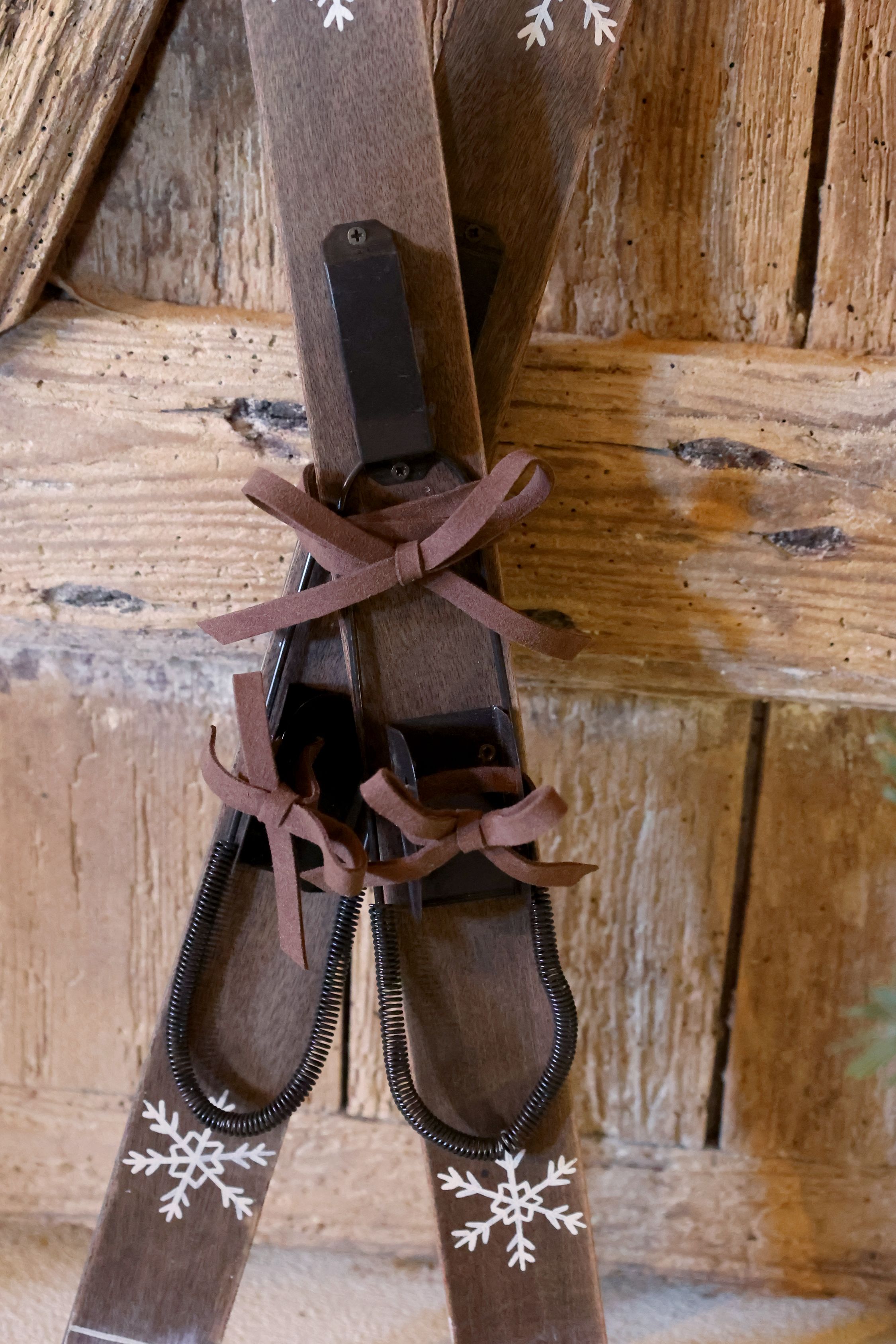 Deko Ski aus Holz und Eisen mit Lederschnur, 60 cm hoch