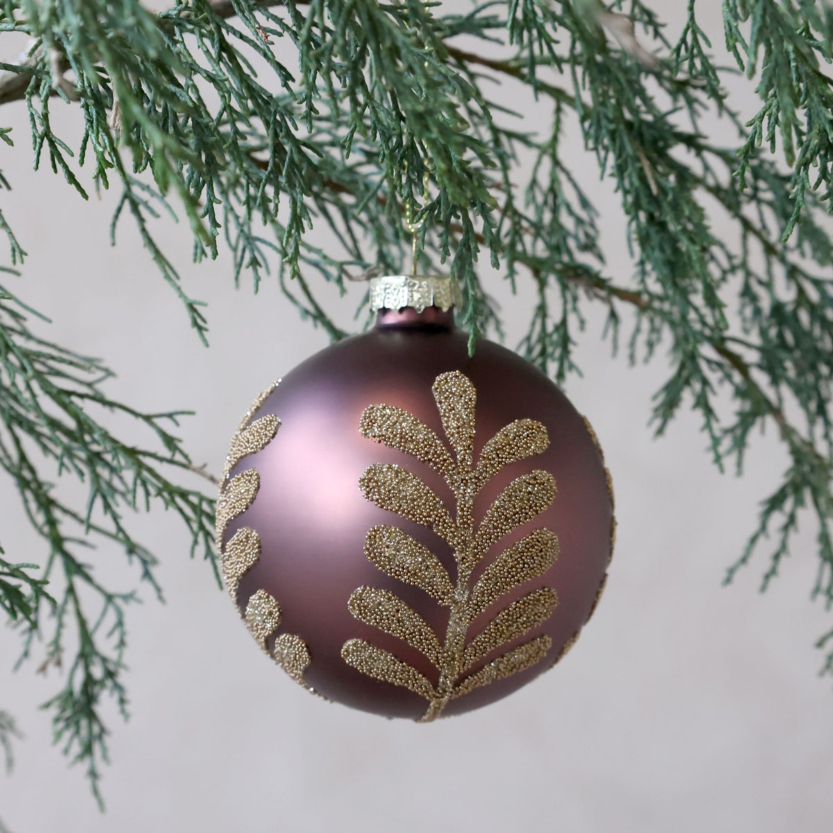 Weihnachtskugel aus Glas mit Muster, 8 cm, Mokka